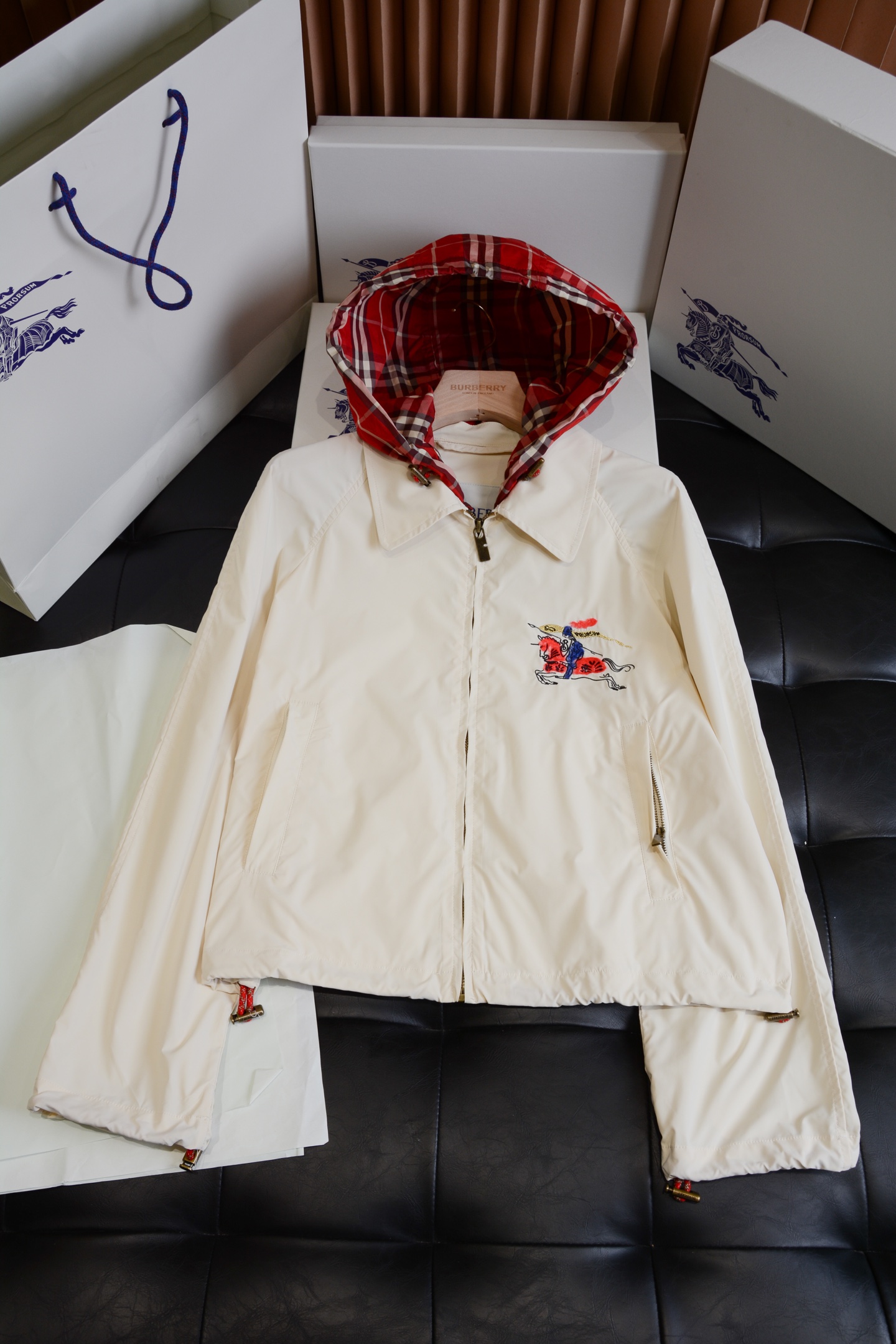 NO:819305,BBR26 Knight War Horse Short Newcott Detachable Hooded Jacket (- Comes with a full set of carton packaging) [Tundra Rice Tone | Burberry Detachable Plaid Hooded Short Jacket] Unlock N styles with one garment, the detachable hooded short windbreaker takes care of your four-season style BUR's trump card channel BUR's latest research and development of special materials  Memory fabric, also called memory cloth, refers to fabrics with shape memory function. The fabric is easy to care for and is easy to care for. It is the first choice for making suits, windbreakers, jackets, women's suits, etc. The classic Harrington coat is reshaped with lightweight stretch nylon twill fabric. Matched with detachable Burberry  The plaid hood is ready for weather changes. The short silhouette offers a casual fit. The raglan sleeves are integrated into the design to create a soft shoulder curve. The Equestrian Knight logo (EKD) is embroidered on the chest and is sewn with rich tactile metallic yarn. This boutique piece is from the brand's New Year capsule collection, celebrating the Year of the Horse. – Zipper closure – Detachable drawstring hood – Side zipper pockets – Drawstring hem and cuffs –  The front chest is embroidered with the Equestrian Knight logo (EKD). Hardware details. The main zipper and hidden placket are made from brand-customized matte zippers. The zipper is completely wrapped under the fabric with a hidden placket of the same color, which not only ensures smooth opening and closing without jamming, but also creates clean and neat front lines, low-key and hidden high-end texture.  The detachable hood hardware hat is connected to the body through a custom hardware zipper at the collar. The edge of the zipper is decorated with details for smooth and stable removal, making it easy to switch between hooded and lapel styles. Drawstring hardware details The hat, hem, and cuffs are all equipped with custom metal rope ends. They are finely polished and have a high-quality texture that is not easy to oxidize. The tightness can be adjusted freely, which can not only prevent wind and shape, but also create different wearing silhouettes.  The equestrian embroidery logo is embroidered on the front of the body with the brand's iconic equestrian equestrian pattern, using multi-color embroidery technology. The colors are full and three-dimensional, highlighting the century-old British brand genes in every detail. Fabric texture: The main fabric is selected from high-density windproof and water-repellent fabrics, which presents a soft tundra rice matte texture. It is light and smooth to the touch. It has excellent windproof and water-repellent properties. It can stay dry even in light rain and remains crisp and wrinkle-free after long-term wear.  Plaid contrast lining The hood is made of the brand's signature red plaid fabric, which is soft and skin-friendly, forming a contrasting color with the off-white body. When the hood is removed or adjusted, the exposed plaid details instantly brighten the overall look. The practical craft fabric has been treated with special water-repellent treatment to prevent stains from adhering, making daily care easy and convenient; it also has good breathability to avoid hot and sticky wear, taking into account both comfort and durability. Tailor-made tailoring  It adopts a short box-shaped silhouette optimized for women. The neat short length reaches the waist, easily raising the waistline and creating superior proportions. It is very friendly to different body shapes. The detachable dual-shape design hat can be removed through the hardware zipper at the collar. After being removed, it becomes a neat lapel jacket shape. When paired with a hood, it has a sense of street relaxation. It is suitable for a variety of scenes.  Full-dimensional drawstring adjustment The hood, hem, and cuffs are all equipped with adjustable drawstrings, which can be adjusted according to the needs of the outfit, creating different styles of loose and casual or neat and slim, easily adapting to a variety of dressing styles. The slightly loose shoulder design weakens the shoulder width and has a lazy and relaxed feeling. It can be paired with skirts and trousers to create an effortless fashion sense, and can be easily controlled for daily leisure, light outdoor, and commuting. It is highly matchable and is a classic item that will not go out of style for a long time.  Whether it is paired with a skirt or pants, it is very fashionable and stylish. Such a top-notch product will definitely make you a perfect C-position when you go out on the street. We BUR, you know, look forward to the perfect performance by all fans!  !  The sizes are S, M, L, XL, XXL, Burberry - clothing, burberry, skirts, jackets & coats, jackets & coats, business suit, hats,19860909抽  BBR26骑士战马短款 Newcott 可拆连帽外套（-配全套纸盒包装）【苔原米调｜Burberry 可拆卸格纹连帽短款外套】一衣解锁N种风格,可拆卸帽短款风衣承包你的四季造型 BUR王牌渠道 BUR最新研发的特殊材质 记忆面料也叫记忆布,是指具有形态记忆功能的面料,该面料免烫、易护理,是制作西装、风衣、夹克、女士套装等的首选. 经典哈林顿外套,以轻盈的弹力尼龙斜纹面料焕新重塑.搭配可拆式 Burberry 格纹连帽,从容应对天气变幻.短款廓形,呈现休闲版型.融入插肩袖设计,营造柔和肩部曲线.前胸点缀马术骑士徽标（EKD）刺绣,由触感丰富的金属感纱线缝制而成.此件精品出自品牌新禧贺岁胶囊系列,礼赞马年新春.– 拉链开合 – 可拆式抽绳连帽– 侧边拉链口袋– 抽绳式衣摆和袖口– 前胸饰有马术骑士徽标（EKD）刺绣 五金细节 主拉链与隐藏式门襟甄选品牌定制哑光拉链,搭配同色系隐藏式门襟,将拉链完全包裹在面料之下,既保证开合顺滑不卡顿,又打造出干净利落的正面线条,低调暗藏高级质感. 可拆卸帽部五金帽子通过衣领处的定制五金拉链与衣身连接,拉链边缘饰以细节处理,拆卸顺滑稳固,轻松实现连帽/翻领两种风格切换. 抽绳五金细节帽子、下摆、袖口均配备定制金属绳头,经过精细打磨,质感高级不易氧化,可自由调节松紧度,既能防风塑形,也能打造不同的穿着廓形. 马术刺绣标识衣身正面绣有品牌标志性骑士马术图案,采用多色刺绣工艺,色彩饱满立体,于细节处彰显百年英伦品牌基因. 面料质感 主体面料甄选高密防风防泼水面料,呈现柔和的苔原米哑光质感,触感轻盈顺滑,兼具出色的防风、防泼水性能,小雨天气也能保持干爽,久穿依旧挺括不易皱. 格纹撞色内里连帽内里采用品牌标志性红色格纹面料,软糯亲肤,与米白色衣身形成撞色对比,拆卸帽子或调整帽型时,露出的格纹细节瞬间点亮整体造型. 实用工艺面料经过特殊防泼水处理,污渍不易附着,日常打理轻松便捷；同时具备良好的透气性,避免穿着闷热黏腻,兼顾舒适与耐用性. 版型剪裁 采用专为女性优化的短款箱型廓形,利落的短款衣长及腰,轻松拉高腰线,打造优越比例,对不同身形都十分友好. 可拆卸双形态设计帽子可通过衣领处的五金拉链拆卸,拆卸后为利落的翻领夹克造型,搭配连帽则自带街头松弛感,一衣两穿适配多种场景. 全维度抽绳调节帽子、下摆、袖口均配备可调节抽绳,可根据穿搭需求调整松紧,打造宽松休闲或利落修身的不同风格,轻松适配多种穿搭方式. 微宽松落肩剪裁微落肩设计弱化肩宽,自带慵懒松弛感,搭配裙装、裤装都能打造不费力的时髦感,日常休闲、轻户外、通勤都能轻松驾驭. 可搭配度极高, 穿多久都不会过时的经典单品 不管是搭配裙装还是裤类都非常时髦有型 如此一款极品,必然能够让你在出街时成为妥妥的C位.我们BUR你懂的,期待各位粉丝的完美演绎！！ 尺码分别是S、M、L、XL、XXL,博柏利-服装,burberry,skirts,jackets & coats,jackets & coats,business suit,hats,,Women's clothing
