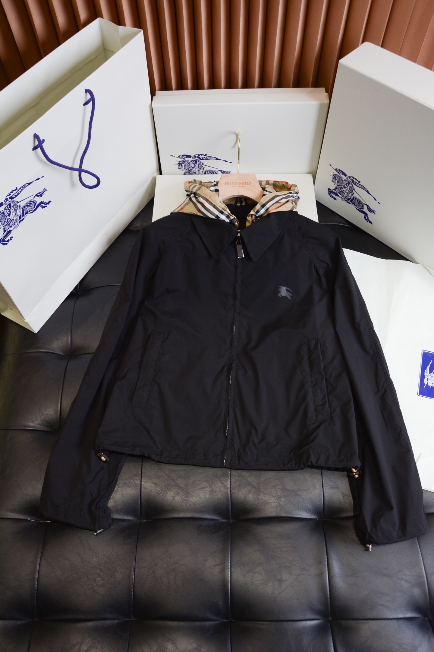 NO:819312,BBR26 Plaid Short Newcott Detachable Hooded Jacket (- Comes with a full set of carton packaging) [Three tones | Burberry Newcott Detachable Plaid Short Hooded Jacket] Unlock N styles with one garment, the detachable hooded short windbreaker can match your four-season style. BUR's trump card channel BUR's latest special material, memory fabric, also called memory cloth, refers to fabrics with shape memory function. The fabric is non-ironing and easy to care for. It is the first choice for making suits, windbreakers, jackets, women's suits, etc.  The classic Harrington coat is reimagined in lightweight stretch nylon twill. It features a detachable Burberry check hood for easy weather changes. The short silhouette offers a casual fit. Raglan sleeves create a soft shoulder curve. EKD print on the chest subtly highlights the brand. – Zipper closure – Detachable drawstring hood – Side zip pockets – Drawstring hem and cuffs –  Equestrian Knight logo (EKD) print on the front - Comes with a dust bag - Machine washable Hardware details The hidden main zipper adopts a brand-customized matte metal zipper, with a fabric placket of the same color, which completely wraps the zipper under the body, ensuring smooth opening and closing without jamming, and creating a clean and neat front line, which hides a high-end texture in a low-key manner and prevents the zipper from ruining the overall look.  The detachable hood hardware hat is firmly connected to the body through the custom hardware zipper at the collar. The detachment is smooth and not stuck, and it is easy to switch between hood and lapel styles to meet the needs of different dressing scenes. The full-dimensional drawstring hardware hat, hem, and cuffs are all equipped with custom metal rope ends. They are finely polished and have a high-quality texture that is not easy to oxidize. The tightness can be adjusted freely, which can not only prevent wind and shape, but also create different silhouettes of loose and casual or neat and slim.  Brand logo details The front of the body is embossed/embroidered with the brand's iconic knight equestrian pattern, which is low-key and unobtrusive, highlighting the centuries-old British brand genes in every detail. Fabric texture The main fabric is selected from high-density windproof and water-repellent fabrics, which presents a soft matte texture, is light and smooth to the touch, has excellent windproof and water-repellent properties, can stay dry even in light rain, and remains stiff and wrinkle-free after long-term wear, making it suitable for wearing in many seasons.  Plaid contrast lining The hood is made of the brand's signature plaid fabric. Different colors are matched with plaids of corresponding shades to form a contrast with the body. When the hood is removed or adjusted, the exposed plaid details instantly brighten the overall look, hiding the brand's ingenuity. The practical craft fabric has been specially treated with water-repellent to prevent stains from easily adhering, making daily care easy and convenient; it also has good breathability to avoid hot and sticky wear, taking into account both comfort and durability. Tailor-made tailoring  It adopts a short box-shaped silhouette optimized for women, and the neat short length reaches the waist, easily raising the waistline, creating superior proportions, and is very friendly to different body shapes. The detachable dual-shaped design hat can be removed through the hardware zipper at the collar, and when removed, it becomes a neat lapel jacket shape. When paired with a hood, it has a sense of street relaxation. It is suitable for commuting, leisure, light outdoor and other scenes.  Full-dimensional drawstring adjustment The hood, hem, and cuffs are all equipped with adjustable drawstrings, which can be adjusted according to the dressing needs to create different styles of loose and casual or neat and slim, and can easily adapt to a variety of dressing styles. The slightly loose shoulder design weakens the shoulder width and has a lazy and relaxed feeling. It can be worn with skirts and trousers to create an effortless fashion sense. It can be easily controlled for daily leisure, light outdoor, and commuting, and it can be worn effortlessly to create a British relaxed feeling. It is highly matchable.  A classic piece that will never go out of style. Whether worn with a skirt or pants, it is very fashionable and stylish. Such a top-notch product will definitely make you a perfect C-position when you go out. We BUR, you know, look forward to the perfect interpretation of all fans!  !  The sizes are S, M, L, XL, XXL, Burberry - clothing, burberry, skirts, jackets & coats, jackets & coats, business suit, hats,19860909BBR26格纹短款 Newcott 可拆连帽外套（-配全套纸盒包装）【三色调｜Burberry Newcott可拆卸格纹短款连帽外套】 一衣解锁N种风格,可拆卸帽短款风衣承包你的四季造型 BUR王牌渠道 BUR最新研发的特殊材质 记忆面料也叫记忆布,是指具有形态记忆功能的面料,该面料免烫、易护理,是制作西装、风衣、夹克、女士套装等的首选. 经典哈林顿外套,以轻盈的弹力尼龙斜纹面料焕新重塑.搭配可拆式 Burberry 格纹连帽,从容应对天气变幻.短款廓形,呈现休闲版型.融入插肩袖设计,营造柔和肩部曲线.前胸饰有马术骑士徽标（EKD）印花,巧妙彰显品牌元素.– 拉链开合– 可拆式抽绳连帽– 侧边拉链口袋– 抽绳式衣摆和袖口– 前胸饰有马术骑士徽标（EKD）印花– 随附衣物防尘袋– 机洗 五金细节 隐藏式主拉链采用品牌定制哑光金属拉链,搭配同色系面料门襟,将拉链完全包裹在衣身之下,既保证开合顺滑不卡顿,又打造出干净利落的正面线条,低调暗藏高级质感,避免拉链破坏整体造型. 可拆卸帽部五金帽子通过衣领处的定制五金拉链与衣身稳固连接,拆卸顺滑不卡顿,轻松实现连帽/翻领两种风格切换,满足不同穿搭场景需求. 全维度抽绳五金帽子、下摆、袖口均配备定制金属绳头,经过精细打磨,质感高级不易氧化,可自由调节松紧度,既能防风塑形,也能打造宽松休闲或利落修身的不同廓形. 品牌标识细节衣身正面饰有压印/刺绣品牌标志性骑士马术图案,低调不张扬,于细节处彰显百年英伦品牌基因. 面料质感 主体面料甄选高密防风防泼水面料,呈现柔和哑光质感,触感轻盈顺滑,兼具出色的防风、防泼水性能,小雨天气也能保持干爽,久穿依旧挺括不易皱,适配多季节穿着. 格纹撞色内里连帽内里采用品牌标志性格纹面料,不同颜色款搭配对应色调的格纹,与衣身形成撞色对比,拆卸帽子或调整帽型时,露出的格纹细节瞬间点亮整体造型,暗藏品牌巧思. 实用工艺面料经过特殊防泼水处理,污渍不易附着,日常打理轻松便捷；同时具备良好的透气性,避免穿着闷热黏腻,兼顾舒适与耐用性. 版型剪裁 采用专为女性优化的短款箱型廓形,利落的短款衣长及腰,轻松拉高腰线,打造优越比例,对不同身形都十分友好. 可拆卸双形态设计帽子可通过衣领处的五金拉链拆卸,拆卸后为利落的翻领夹克造型,搭配连帽则自带街头松弛感,一衣两穿适配通勤、休闲、轻户外等多种场景. 全维度抽绳调节帽子、下摆、袖口均配备可调节抽绳,可根据穿搭需求调整松紧,打造宽松休闲或利落修身的不同风格,轻松适配多种穿搭方式. 微宽松落肩剪裁微落肩设计弱化肩宽,自带慵懒松弛感,搭配裙装、裤装都能打造不费力的时髦感,日常休闲、轻户外、通勤都能轻松驾驭,不费力穿出英伦松弛感. 可搭配度极高, 穿多久都不会过时的经典单品 不管是搭配裙装还是裤类都非常时髦有型 如此一款极品,必然能够让你在出街时成为妥妥的C位.我们BUR你懂的,期待各位粉丝的完美演绎！！ 尺码分别是S、M、L、XL、XXL,博柏利-服装,burberry,skirts,jackets & coats,jackets & coats,business suit,hats,,Women's clothing