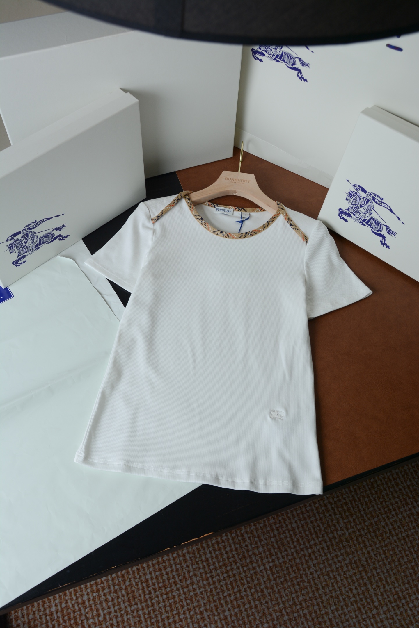 NO:855838,Product code 11016075805 BBR26SS plaid decorated slim fit cotton knitted short sleeves (-with full set of packaging) [without packaging-15] official website price｜Bur plaid decorated stretch cotton T-shirt Chalk white / classic black T-shirt, made of ribbed stretch plain cotton blend fabric, showing a slim fit. Envelope shoulder design integrated into Burberry  Plaid trim, embellished with embroidery of the brand's Equestrian Knight logo (EKD). Slim fit, showing close-fitting tailoring. Standard size, please choose your normal size. Fabric: 98% cotton, 2% elastic fiber. Hardware details  The brand's exclusive cloth label is woven into the inside of the neckline, and the BURBERRY logo is engraved in a low-key manner. The brand's iconic Vintage plaid webbing is spliced at the shoulder line and the neckline, and is presented with neat overlocking technology. The brand's classic genes are injected into daily life in the form of details, without deliberately showing off, but with self-recognition. Fabric texture  Made of high-count stretch cotton fabric, it feels soft and skin-friendly, has excellent elasticity and drape, fits the skin without any sense of restraint, and is not prone to deformation or pilling after long-term wear. It takes into account the comfort and durability of daily wear, bringing a wearing experience like a second skin. Cutting pattern  It adopts a slim fit version, with a neat round neck and slightly tapered shoulder line tailoring to modify the shoulder and neck lines. The short short sleeve design is neat and capable. The slim fit fits the body shape but is not tight, and outlines smooth body curves. Whether worn alone to create a simple and high-end sense, or as an inner layer with a jacket, it can be easily adapted to a variety of styles to create an elegant and casual daily look. Size S-XXL, Burberry - Clothing, burberry, jackets &  coats,T-shirt,tees,t-shirt,19860909商品编码11016075805 BBR26SS格纹装饰修身版型棉质针织短袖（-配全套包装）【不配包装-15】官网售价｜Bur格纹装饰弹力棉质T恤衫 粉笔白/经典黑两色可选 T 恤衫,选用罗纹弹力平织棉混纺面料,呈现修身版型.信封式肩部设计融入 Burberry 格纹饰边,点缀品牌马术骑士徽标（EKD）刺绣. 修身版型,呈现贴身剪裁.尺码标准,请选择平时正常尺码.面料98棉,2弹性纤维 五金细节 领口内侧织入品牌专属布标,低调镌刻BURBERRY标识,肩线与领口处拼接品牌标志性Vintage格纹织带,以利落锁边工艺呈现,将品牌经典基因以细节形式注入日常,无需刻意张扬,便自带辨识度. 面料质感 甄选高支弹力棉质面料打造,触感柔软亲肤,兼具优异弹力与垂坠感,贴合肌肤却毫无束缚感,久穿不易变形、起球,兼顾日常穿着的舒适感与耐穿性,带来如第二层肌肤般的穿着体验. 版型剪裁 采用修身合身版型,利落圆领搭配微收的肩线剪裁,修饰肩颈线条,短款短袖设计利落干练,修身剪裁贴合身形却不紧绷,勾勒出流畅的身体曲线,无论是单穿打造简约高级感,还是作为内搭搭配外套,都能轻松适配多种风格,打造优雅又随性的日常造型. 码数S-XXL,博柏利-服装,burberry,jackets & coats,T-shirt,tees，t-shirt,,Women's clothing