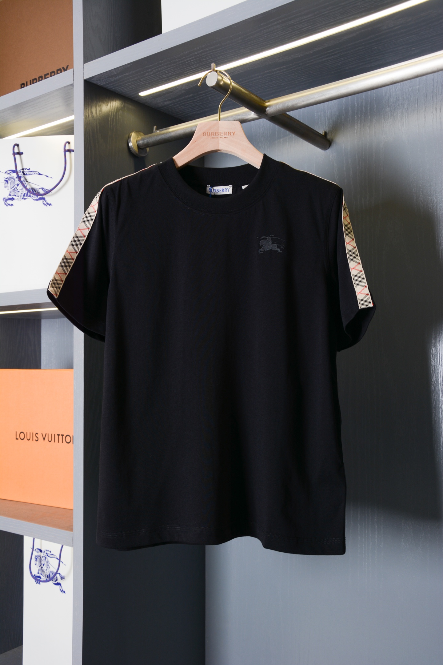 NO:855863,Product Code 11016168805 BBR26SS Women's Slim Fit Plaid Decorated Cotton Short Sleeves (-With Full Packaging) [Not Matched -15] [Same Men's and Women's Versions Available] Bur's classic plaid splicing short-sleeved T-shirt integrates the British light luxury atmosphere into daily wear, and the style shows a high-end and durable temperament. It can only be said that the yb creation is not of the same level at all, whether it is materials or details, restoration, and craftsmanship.  Not afraid of any challenge, just to provide everyone with wonderful products T-shirt, made of lightweight plain cotton fabric, showing a classic fit. Embellished with embroidery of the Equestrian Knight logo (EKD), and the sleeves are integrated with Burberry plaid ribbons. Accessory details  The body is embellished with the brand's exclusive custom cloth label, engraved with the exclusive brand logo, and has fine workmanship and dense wiring, giving it an authentic and exclusive texture. The shoulders are spliced with classic retro plaid webbing, the seams are regular and firm, and the classic iconic elements are added to highlight the brand's heritage in a low-key manner, and every detail highlights the exquisite craftsmanship of the big name. Fabric texture  Selected and customized high-quality skin-friendly cotton fabrics, with fine and smooth texture, soft and comfortable on the hand, excellent breathability and sweat-wicking performance, keeping the upper body fresh and not stuffy in all seasons. The fabric is washable and wear-resistant, not prone to pilling and shrinkage, has just the right drape, has a soft and advanced matte color, has a high-end touch and is durable, and the shape will remain intact for long-term daily wear. Style tailoring  Simple, versatile and well-fitting small straight version, smooth and neat tailoring, highly tolerant and not picky about the body shape, cleverly modifying body fat. The classic rounded collar fits the neck line, flattering the face, and the simple short-sleeved design is simple and elegant, and the overall proportion is coordinated and well-proportioned. It is simple and elegant for daily wear alone, and it is casual and high-end with various types of jackets. It is suitable for daily wear for commuting and outings, and can easily be worn in a British lazy and refined style. Size S-XXL, Burberry - Clothing, burberry, jackets  & coats,T-shirt,tees,t-shirt,19860909商品编码11016168805 BBR26SS女士修身版型格纹装饰棉质短袖（-配全套包装）【不配-15】【同款男女版型都有在售】Bur经典格纹拼接短袖T恤将英伦轻奢氛围感融入日常穿搭,格调尽显高级耐看气质 yb打造只能说根本就不是一个级别的存在, 不管是材质还是细节 还原度以及工艺制作方面, 不惧任何挑战, 只为给大家奉献绝妙产品 T 恤衫,选用轻盈平织棉面料打造,呈现经典版型.点缀马术骑士徽标（EKD）刺绣,衣袖融入 Burberry 格纹饰带. 辅料细节 衣身点缀品牌专属定制布标,刻印专属品牌logo标识,做工精细走线密实,自带正品专属质感.肩部拼接经典复古格纹织带,锁边规整牢固,经典标志性元素加持,低调凸显品牌底蕴,细节处处彰显大牌考究工艺. 面料质感 精选定制优质亲肤棉质面料,肌理细腻顺滑,上手软糯舒适,透气排汗性能出众,四季上身清爽不闷热.面料抗洗耐磨不易起球缩水,垂坠感恰到好处,自带柔和高级哑光色泽,触感高级耐看,日常久穿依旧版型完好. 版型剪裁 简约百搭合身小直筒版型,剪裁流畅利落,包容性极强不挑身形,巧妙修饰身形赘肉.经典圆润领型贴合脖颈线条,修饰脸型温柔大气,简约短袖设计简约大气,整体比例协调匀称.日常单穿简约大气,搭配各类外套随性高级,通勤出游日常穿搭都适配,轻松穿出英式慵懒精致范. 码数S-XXL,博柏利-服装,burberry,jackets & coats,T-shirt,tees，t-shirt,,Women's clothing