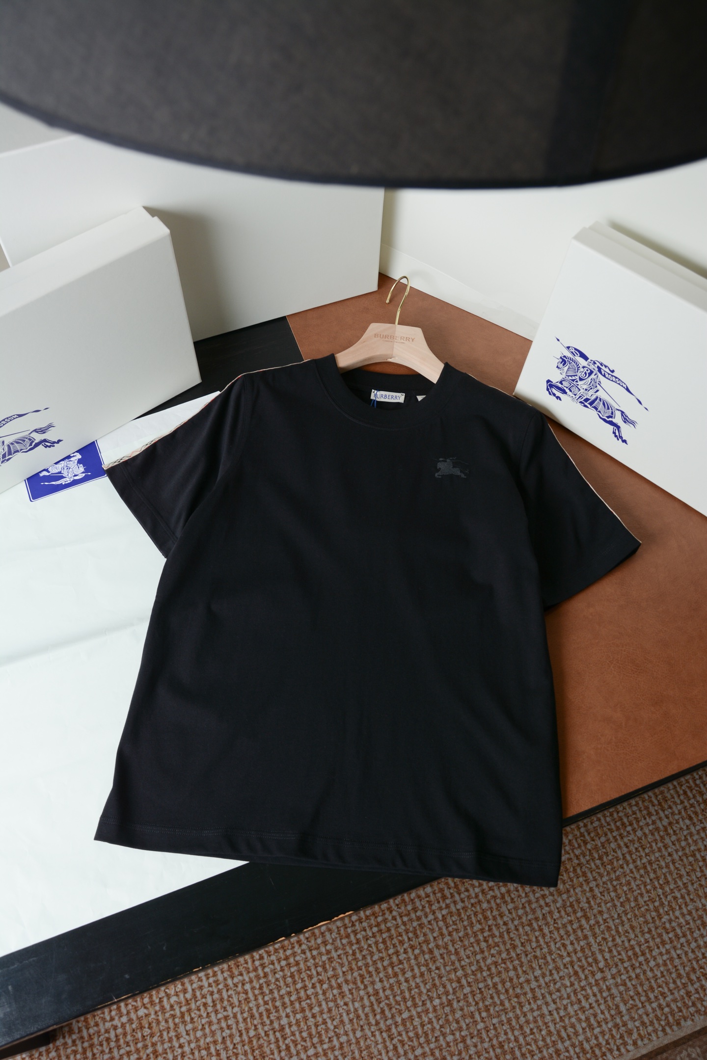 NO:855873,Product Code 11016168805 BBR26SS Women's Slim Fit Plaid Decorated Cotton Short Sleeves (-With Full Packaging) [Not Matched -15] [Same Men's and Women's Versions Available] Bur's classic plaid splicing short-sleeved T-shirt integrates the British light luxury atmosphere into daily wear, and the style shows a high-end and durable temperament. It can only be said that the yb creation is not of the same level at all, whether it is materials or details, restoration, and craftsmanship.  Not afraid of any challenge, just to provide everyone with wonderful products T-shirt, made of lightweight plain cotton fabric, showing a classic fit. Embellished with embroidery of the Equestrian Knight logo (EKD), and the sleeves are integrated with Burberry plaid ribbons. Accessory details  The body is embellished with the brand's exclusive custom cloth label, engraved with the exclusive brand logo, and has fine workmanship and dense wiring, giving it an authentic and exclusive texture. The shoulders are spliced with classic retro plaid webbing, the seams are regular and firm, and the classic iconic elements are added to highlight the brand's heritage in a low-key manner, and every detail highlights the exquisite craftsmanship of the big name. Fabric texture  Selected and customized high-quality skin-friendly cotton fabrics, with fine and smooth texture, soft and comfortable on the hand, excellent breathability and sweat-wicking performance, keeping the upper body fresh and not stuffy in all seasons. The fabric is washable and wear-resistant, not prone to pilling and shrinkage, has just the right drape, has a soft and advanced matte color, has a high-end touch and is durable, and the shape will remain intact for long-term daily wear. Style tailoring  Simple, versatile and well-fitting, small straight silhouette, smooth and neat tailoring, highly tolerant and not picky about body shape, cleverly modifying body fat. The classic rounded collar fits the neck line, flattering the face, and the simple short-sleeved design is simple and elegant, and the overall proportion is coordinated and well-proportioned. It is simple and elegant for daily wear alone, and is casual and high-end with various types of jackets. It is suitable for daily wear when commuting and traveling, and can easily be worn in a British lazy and refined style. Size S-XXL  British lazy and sophisticated style.,Burberry-clothing,burberry,jackets & coats,T-shirt,tees,t-shirt,19860909商品编码11016168805 BBR26SS女士修身版型格纹装饰棉质短袖（-配全套包装）【不配-15】【同款男女版型都有在售】Bur经典格纹拼接短袖T恤将英伦轻奢氛围感融入日常穿搭,格调尽显高级耐看气质 yb打造只能说根本就不是一个级别的存在, 不管是材质还是细节 还原度以及工艺制作方面, 不惧任何挑战, 只为给大家奉献绝妙产品 T 恤衫,选用轻盈平织棉面料打造,呈现经典版型.点缀马术骑士徽标（EKD）刺绣,衣袖融入 Burberry 格纹饰带. 辅料细节 衣身点缀品牌专属定制布标,刻印专属品牌logo标识,做工精细走线密实,自带正品专属质感.肩部拼接经典复古格纹织带,锁边规整牢固,经典标志性元素加持,低调凸显品牌底蕴,细节处处彰显大牌考究工艺. 面料质感 精选定制优质亲肤棉质面料,肌理细腻顺滑,上手软糯舒适,透气排汗性能出众,四季上身清爽不闷热.面料抗洗耐磨不易起球缩水,垂坠感恰到好处,自带柔和高级哑光色泽,触感高级耐看,日常久穿依旧版型完好. 版型剪裁 简约百搭合身小直筒版型,剪裁流畅利落,包容性极强不挑身形,巧妙修饰身形赘肉.经典圆润领型贴合脖颈线条,修饰脸型温柔大气,简约短袖设计简约大气,整体比例协调匀称.日常单穿简约大气,搭配各类外套随性高级,通勤出游日常穿搭都适配,轻松穿出英式慵懒精致范. 码数S-XXL 英式慵懒精致范.,博柏利-服装,burberry,jackets & coats,T-shirt,tees，t-shirt,,Women's clothing