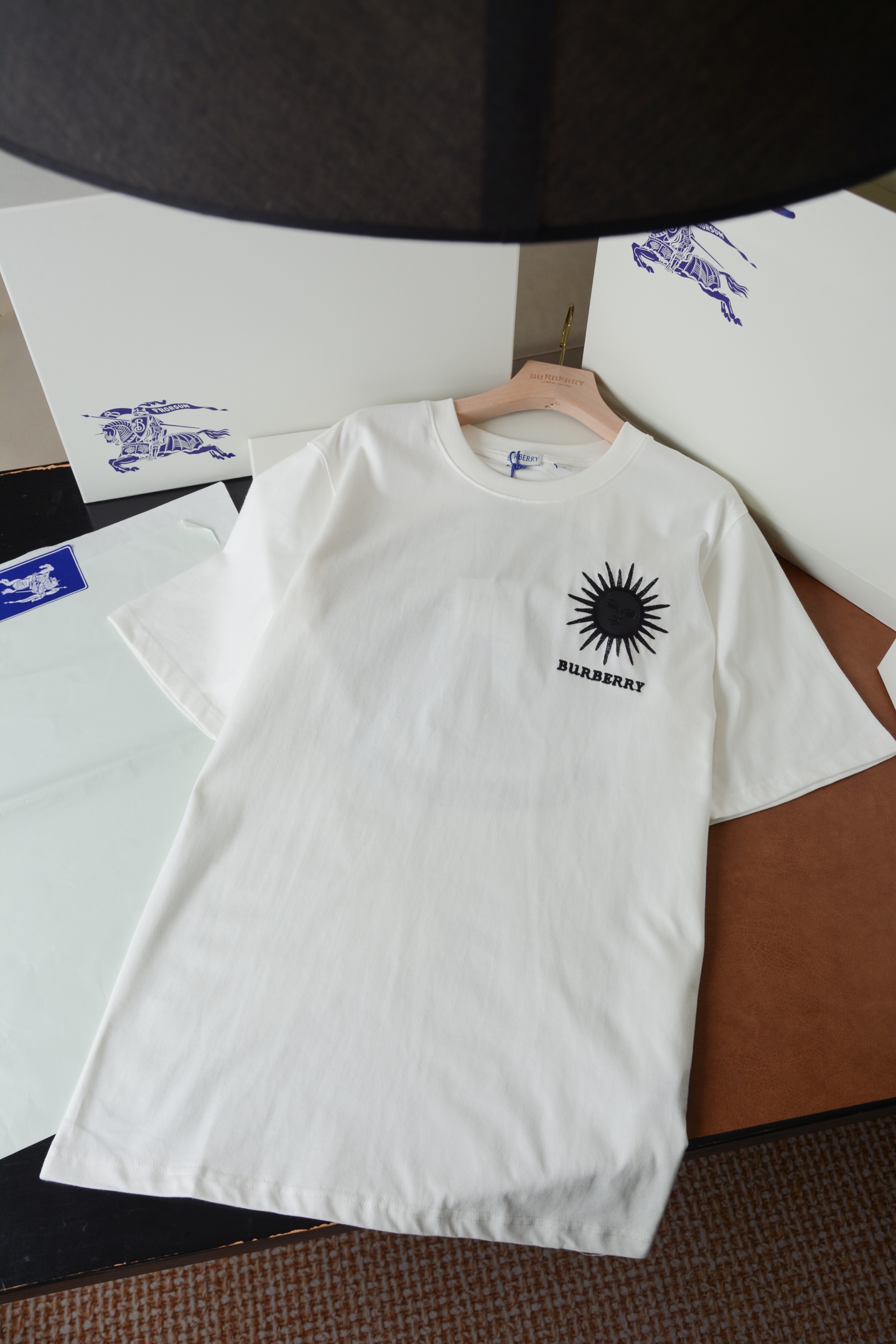 NO:855891,Product code 11016270830 BBR26SS sundial pattern cotton short-sleeved (-with complete set of small packages) sundial pattern cotton T-shirt | Men's casual style Title Burberry Sundial Series T-shirt | Wear British aesthetics on the body, low-key and high-gloss. Reshape daily leisure with classic sundial elements, use neat tailoring and high-quality fabrics to interpret Burberry's unique gentleman style.  It can only be said that yb's creation is not of the same level at all. No matter in terms of materials, details, restoration and craftsmanship, it is not afraid of any challenges, just to provide everyone with wonderful products. This Burberry  The sundial pattern T-shirt is just the high-end basic style that is missing in your wardrobe. It reshapes the classics with details and can easily wear it with an effortless fashionable attitude. The color philosophy is a collision of nature and classics. The minimalist two-color selection is inspired by the samphire green on the coast, with its own cool and advanced filter, which is more tasteful than the basic color; the classic black continues Burberry's calm heritage, full of coolness, and is a style that can never go wrong. Design decoding: Tarot cards meet British ingenuity  The soul of the T-shirt lies in the new season's sundial pattern embroidery. It draws inspiration from the work of British artist Pamela Colman Smith, turning the mystery of the Edwardian Tarot cards into an exquisite artistic symbol of clothing. This is not only a logo, but also a wearable work of art, which instantly enhances the cultural quality of the outfit.  The casual fit is looser than the regular tailoring, and does not pick on the figure, creating a casual yet refined silhouette. The crisp texture is made of medium-thick plain weave cotton, which is crisp and stylish and not easy to deform. The details pay attention to the round neck design, which is simple and classic, and the exquisite embroidered chain details at the collar demonstrate the brand's ingenuity. From the exquisite craftsmanship made in Portugal to the clever blending of cotton, elastic fiber, and polyester, this T-shirt finds the perfect balance between comfort and silhouette. Hardware details  The body is designed with no exposed hardware, hiding the brand's craftsmanship in the details. The neckline uses reinforced round neck stitching, which is smooth and firm, and will not easily deform after long-term wear; the hem and cuffs use double-thread overlocking technology, with fine and neat stitching, echoing the exquisite texture of the sundial pattern, and low-key highlighting the brand's strict control of details. Fabric texture  High-count combed cotton fabrics are selected, which are soft to the touch and skin-friendly, and have breathable and sweat-wicking properties, saying goodbye to the hot and sticky summer. The fabrics are treated with special processes and have good wrinkle resistance. They are not easy to pill and deform after long-term wear. The colors are long-lasting and bright. Whether it is black and calm or fresh and samphire green, it can maintain a crisp texture for a long time, saving worry and effort in daily care. Pattern tailoring  It adopts a loose and casual version, which is not picky about the body shape and is more tolerant. The slightly dropped shoulder design weakens the pressure on the shoulder line, modifies the head-to-shoulder ratio, and the upper body is neat and not draggy. The length is moderate and just covers the waistline. It can be worn with casual pants or jeans to create a casual and relaxed feeling. It takes into account comfort and neatness, and can easily create an effortless British gentleman look.  The large sundial print on the back echoes the embroidery of the same element on the chest. It is paired with the BURBERRY letter logo to integrate the brand's historical heritage into the modern design. It is simple and hidden in ingenuity, and can be easily adapted to various scenes. It is a classic model worth buying in the wardrobe. Size S-XL, Burberry-clothing, burberry, jeans, T-shirt, tees, t-shirt,19860909商品编码11016270830 BBR26SS日晷图案棉质短袖（-配全套小包装）日晷图案棉质T恤衫 | 男士休闲款 标题Burberry 日晷系列T恤｜把英伦美学穿在身上,低调也自带高光以经典日晷元素重塑日常休闲,用利落剪裁与上乘面料,演绎Burberry独有的绅士格调. yb打造只能说根本就不是一个级别的存在, 不管是材质还是细节 还原度以及工艺制作方面, 不惧任何挑战, 只为给大家奉献绝妙产品 这款Burberry 日晷图案丁恤,正是你衣橱里缺的那件高级感基础款.它用细节重塑经典,轻松穿出不费力的时髦态度.色彩哲学自然与经典的碰撞.极简双色选择灵感源自海岸的海蓬子绿,自带清冷高级的滤镜,比基础色更显品味；经典黑色则延续了Burberry的沉稳底蕴,酷感十足,是永不出错的风格 底色. 设计解码当塔罗牌遇见英伦匠心 T恤的灵魂,在于新季的日晷图案刺绣.它从英国艺术家Pamela Colman Smith的作品中汲取灵感,将爱德华时代的塔罗牌神秘感,化为衣问精致的艺术符号.这不仅是Logo,更是一件可穿戴的艺术品,瞬间提升穿搭的文化质感. 休闲版型比常规剪裁更宽松,不挑身材,营造随意又精致的廓形.挺括质感选用中厚平织棉,挺括有型,不易变形.细节讲究圆领设计简约经典,衣领处的精致刺绣锁链细节,彰显了品牌的匠心精神.从葡萄牙制作的精致工艺,到棉与弹性纤维、聚酯的巧妙混纺装饰,这件T恤在舒适与廓形间找到了完美 五金细节 衣身无外露五金设计,将品牌工艺藏于细节之中.领口采用加固圆领缝线,走线平整牢固,久穿不易变形；下摆与袖口采用双线锁边工艺,针脚细密工整,呼应日晷图案的精致质感,低调彰显品牌对细节的严苛把控. 面料质感 甄选高支精梳棉面料,触感柔软亲肤,自带透气排汗属性,告别夏日闷热黏腻.面料经过特殊工艺处理,抗皱性佳,久穿不易起球变形,色彩持久鲜亮,无论是黑色的沉稳还是海蓬子绿的鲜活,都能长久保持挺括质感,日常打理省心省力. 版型剪裁 采用宽松休闲版型,不挑身材更具包容度.微落肩设计弱化肩线压力,修饰头肩比,上身利落不拖沓；衣长适中,刚好覆盖腰线,搭配休闲裤、牛仔裤都能穿出随性松弛感,兼顾舒适与利落,轻松打造不费力的英伦绅士造型. 背面大幅日晷印花与胸前同元素刺绣形成呼应,搭配BURBERRY字母标识,将品牌历史底蕴融入现代设计,简约中暗藏巧思,轻松适配多场景穿搭,是衣柜里值得入手的经典款. 码数S-XL,博柏利-服装,burberry,jeans,T-shirt,tees，t-shirt,,Women's clothing