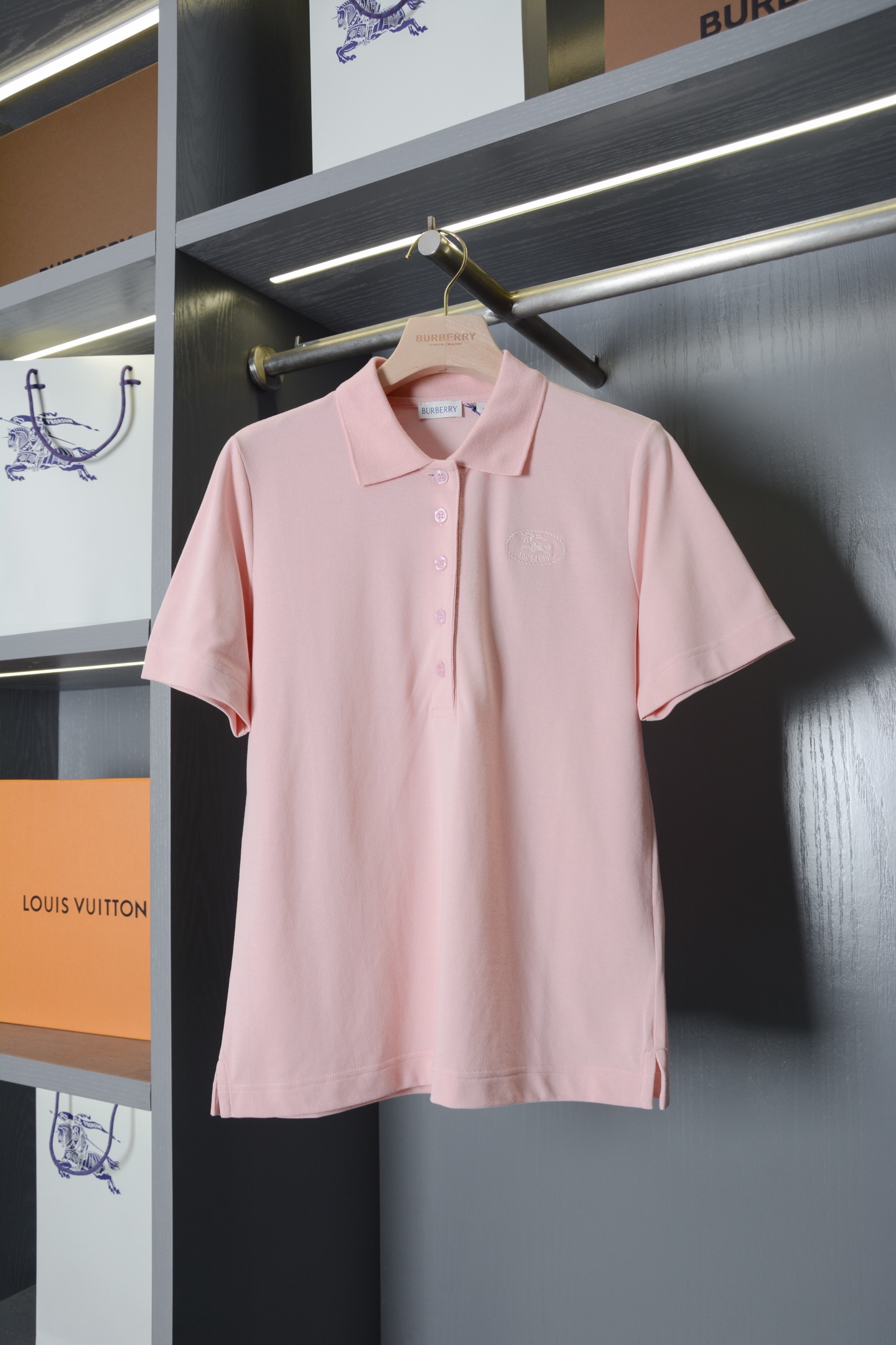 NO:855821,Product code 110163110816 BBR26SS round regular embroidered cotton Polo short-sleeved (-with complete set of small packaging) BUR* pique cotton short-sleeved Polo shirt, official website price, 550 yb. It can only be said that the creation is not of the same level. No matter in terms of material or details, restoration and craftsmanship, we are not afraid of any challenges, just to provide you with wonderful products. Round neck T  The shirt is made of medium-thick plain cotton fabric and presents a casual fit. It is embellished with brand logo embroidery and incorporates the new season sundial pattern. It is a new interpretation of the Edwardian tarot card design, inspired by the works of British artist Pamela Colman Smith. [Hardware details]  The placket uses a brand-customized matte pink resin buckle, which is integrated with the color of the body, and opens and closes smoothly without lag; the edges of the buttonholes are treated with precision seaming technology, which is not easy to deform after repeated wear and washing; the brand's classic plaid webbing is hidden on the inside of the placket, which is presented as a low-key iconic detail. The seams are neat and solid, showing luxury-level detail control. [Fabric Texture]  Selected high-count pique mesh cotton fabric, with clear and full texture, soft and skin-friendly texture, excellent breathability and moisture absorption, saying goodbye to hot and sticky weather; the fabric has been pre-shrunk and treated with anti-wrinkle technology, which makes it not easy to wrinkle, deform and fade, and can remain smooth and neat for long-term wear; the light pink color is soft and advanced, with a matte soft light texture, which is more suitable for complexion regardless of skin color. [Style tailoring]  The classic slim-fitting Polo style, with crisp lapels that modify the lines of the shoulders and neck, optimizes the head-to-shoulder ratio; the length of the short style is precisely positioned at the waistline, and it can easily elongate the body proportions when paired with high-waisted bottoms; the slightly waisted cut fits the body curve, is not tight or bloated, and effectively outlines soft lines; the short-sleeved cuffs are neatly cut, modifying the arm lines, taking into account comfort and slimming effects, and is suitable for a variety of body shapes and wear scenarios.  Size S-XXL, Burberry-clothing, burberry, T-shirt,19860909商品编码110163110816 BBR26SS圆型规章刺绣棉质 Polo短袖（-配全套小包装）BUR*珠地棉短袖Polo衫 ,官网售价,550 yb打造只能说根本就不是一个级别的存在, 不管是材质还是细节 还原度以及工艺制作方面, 不惧任何挑战, 只为给大家奉献绝妙产品 圆领 T 恤衫,选用中厚平织棉面料打造,呈现休闲版型.点缀品牌徽标刺绣,融入新季日晷图案.焕新演绎爱德华时代塔罗牌设计,灵感源自英国艺术家 Pamela Colman Smith 作品.【五金细节】 门襟采用品牌定制哑光粉色树脂扣,与衣身色调浑然一体,开合顺滑不卡顿；扣眼边缘经精密锁边工艺处理,反复穿洗不易脱线变形；门襟内侧暗藏品牌经典格纹织带,作为标志性细节低调呈现,锁边工整扎实,尽显奢侈品级细节把控.【面料质感】 甄选高支数珠地网眼棉面料,肌理清晰饱满,触感柔软亲肤,兼具优秀的透气性与吸湿性,告别闷热黏腻；面料经过预缩水处理与抗皱工艺加持,不易起皱、不易变形、不易褪色,长久穿着仍能保持平整利落；浅粉色调柔和高级,自带雾面柔光质感,不挑肤色更衬气色.【版型剪裁】 经典修身Polo版型,挺括翻领修饰肩颈线条,优化头肩比；短款衣长精准落于腰线位置,搭配高腰下装轻松拉长身材比例；微收腰剪裁贴合身形曲线,不紧绷不臃肿,有效勾勒柔和线条；短袖袖口剪裁利落,修饰手臂线条,兼顾舒适与显瘦效果,适配多种身材与穿搭场景. 码数S-XXL,博柏利-服装,burberry,T-shirt,,Women's clothing