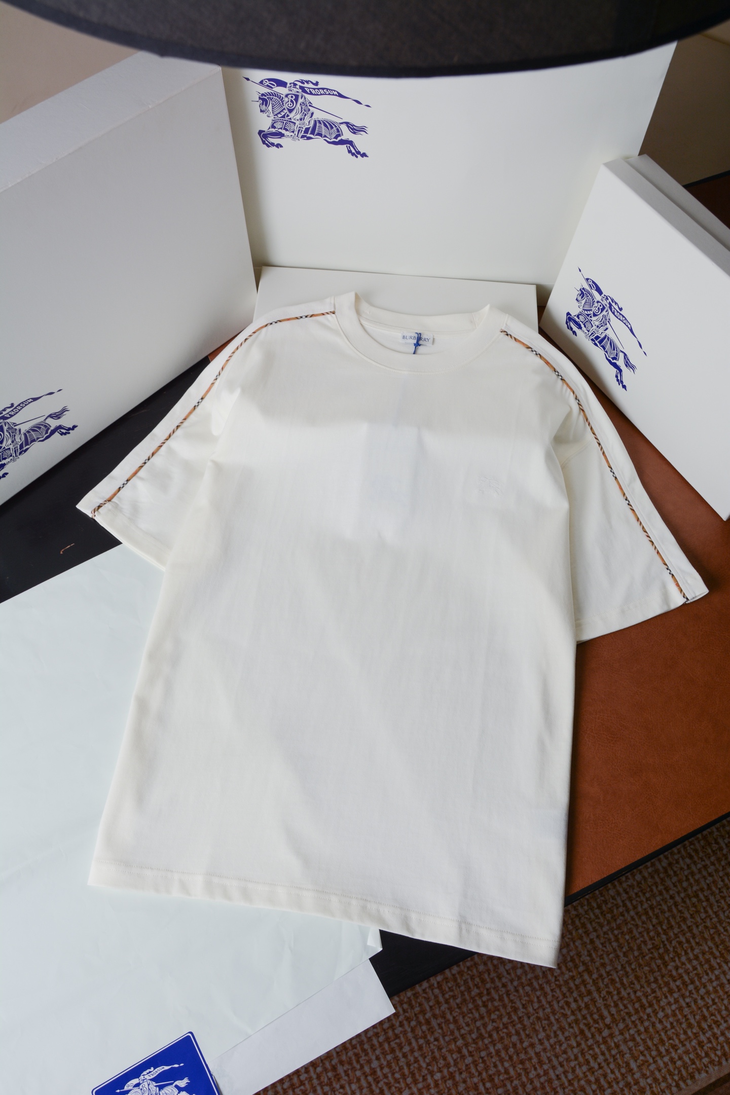 NO:855855,Product code 11018170810 BBR26SS plaid piping cotton short sleeves (with full set of packaging) [BUR's top product, the store's treasure] [ready in seconds] 2026 spring and summer series, plaid piping decoration, unisex cotton round neck short sleeves. BUR's trump channel kills all versions on the market. It can only be said that it is not on the same level at all.  We are not afraid of any challenges in terms of material, detail restoration and craftsmanship, just to provide you with wonderful products. T-shirts are made of lightweight plain cotton fabric and present a slim fit. The round neck style is integrated with the Equestrian Knight logo (EKD) embroidery. It is embellished with Burberry plaid piping and is interpreted in the iconic sand beige color.  The core design of this T-shirt is the finishing touch of the entire look. This design not only retains the brand's iconic elements, but also injects a sense of modern art and a relaxed atmosphere, which perfectly matches the vitality and freshness of early spring. The wearing experience is made of lightweight plain weave cotton fabric to ensure skin-friendly comfort and breathability. The casual fit and round neck design set the overall relaxed and lazy tone, and are the key to enhance the fashion of the look.  It highlights the sense of fashion in the modern city. The upper body is elegant and the effect is excellent. The matching is more worry-free and labor-saving. Whether it is leisure sports or high street travel, it can be easily controlled!  !  The overall touch of the pure cotton high-count fabric is extremely comfortable, and the skin-friendly effect is also excellent. The OV version also has a perfect dressing effect, which perfectly meets the needs of various wearing occasions. It is extremely extraordinary, the grade and charm are extremely outstanding, and it can better highlight the brand specifications and your pursuit of fashion!  !  As a fan of bbr, this should be a style not to be missed. All the items are now in stock, so everyone is ready to buy them for themselves!  !  There are five sizes: S, M, L, XL, and XXL. For size data, please go to the size chart to view, Burberry-clothing, burberry, T-shirt, tees, t-shirt,19860909商品编码11018170810 BBR26SS格纹滚边棉质短袖（配全套包装）【BUR王牌尖货,镇店之宝】【现货秒发】2026年春夏系列,格纹滚边装饰,男女同款棉质圆领短袖. BUR王牌渠道 秒杀市面上一切版本 只能说根本就不是一个级别的存在 不管是材质还是细节还原度以及工艺制作方面不惧任何挑战,只为给大家奉献绝妙产物 T 恤衫,选用轻盈平织棉面料打造,呈现修身版型.圆领款式,融入马术骑士徽标（EKD）刺绣.点缀 Burberry 格纹滚边,以标志性沙米色演绎. 设计核心这款T恤是整套造型的点睛之笔.这种设计既保留了品牌的标志性元素,又注入了现代艺术感与轻松氛国,完美契合早春的活力与清新.穿着体验采用轻盈平织棉面料,保证贴肤的舒适性与透气性.休闲版型与圆领设计奠定了整体轻松慵懒的基调,是提升造型时尚度的关键内搭. 凸显现代都市的时尚感,上身大气出彩,效果极佳,搭配更是省心省力,无论是休闲运动还是高街出行,都能轻松驾驭！！纯棉的高支数面料整体的触感极为舒适,亲肤效果也是极佳.且OV版型方面也是完美穿搭效果,完美的符合各种穿搭场合的所需.极为非凡,档次与魅力更是极为的出色亮眼,更能够彰显品牌规格与你对于时尚的追求！！作为bbr的粉丝,应该是不容错过的款式,现货均已入仓,大家自己抢购！！ 码数有五个S、M、L、XL、XXL 尺码数据请移步尺码表查看,博柏利-服装,burberry,T-shirt,tees，t-shirt,,Women's clothing
