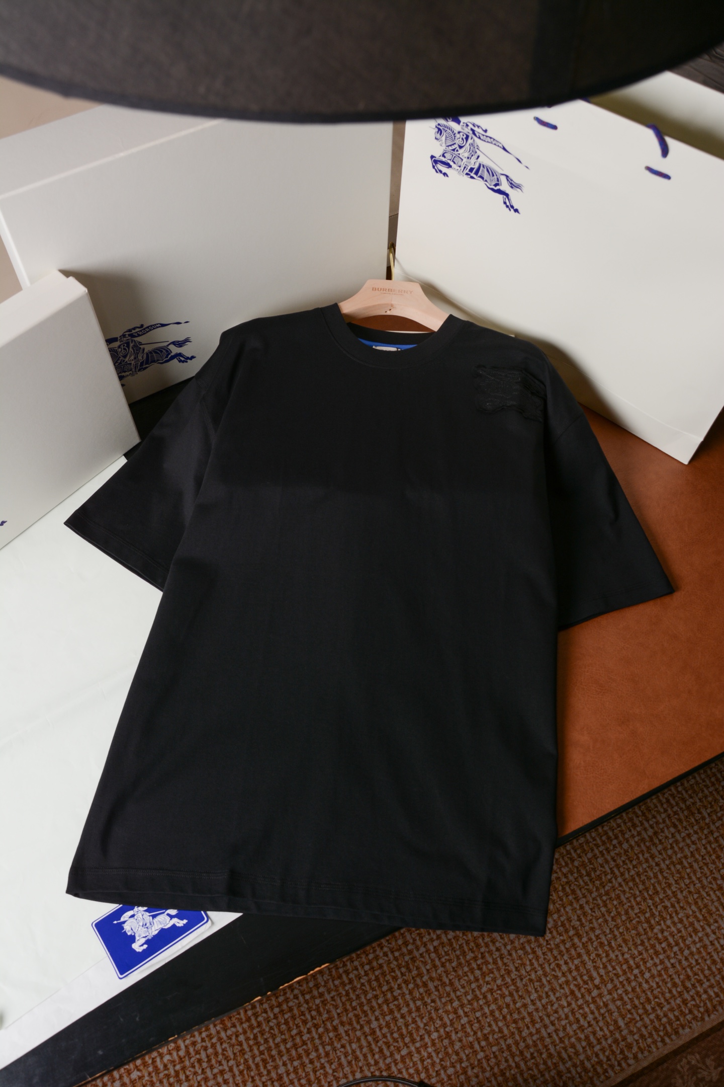 NO:855874,Product code 11018270810 BBR26SS solid color war horse knight applique round neck short sleeves (with full set of packaging) [BUR's top product, the treasure of the store] [Ready stock in seconds] 2026 spring and summer series, knight applique war horse, same style cotton round neck short sleeves for men and women. BUR's trump channel kills all versions on the market. It can only be said that it is not on the same level at all.  We are not afraid of any challenges in terms of material, detail restoration and craftsmanship, just to provide you with a wonderful product. T-shirt, made of lightweight plain cotton fabric, presents a casual fit, and is decorated with the same color Equestrian Knight logo (EKD) applique. From the Burberry classic series, it interprets the wardrobe essential style with a distinctive brand style. The front is decorated with the Equestrian Knight logo (EKD) appliqué  The core design of this T-shirt is the finishing touch of the entire look. This design not only retains the brand's iconic elements, but also injects a sense of modern art and a relaxed atmosphere, which perfectly matches the vitality and freshness of early spring. The wearing experience is made of lightweight plain weave cotton fabric to ensure skin-friendly comfort and breathability. The casual fit and round neck design set the overall relaxed and lazy tone, and are the key to enhance the fashion of the look.  It highlights the sense of fashion in the modern city. The upper body is elegant and the effect is excellent. The matching is more worry-free and labor-saving. Whether it is leisure sports or high street travel, it can be easily controlled!  !  The overall touch of the pure cotton high-count fabric is extremely comfortable, and the skin-friendly effect is also excellent. The OV version also has a perfect dressing effect, which perfectly meets the needs of various wearing occasions. It is extremely extraordinary, the grade and charm are extremely outstanding, and it can better highlight the brand specifications and your pursuit of fashion!  !  As a fan of bbr, this should be a style not to be missed. All the items are now in stock, so everyone is ready to buy them for themselves!  !  There are five sizes: S, M, L, XL, and XXL. For size data, please go to the size chart to view, Burberry-clothing, burberry, T-shirt, tees, t-shirt,19860909商品编码11018270810 BBR26SS纯色战马骑士贴花圆领短袖（配全套包装）【BUR王牌尖货,镇店之宝】【现货秒发】2026年春夏系列,骑士贴花战马,男女同款棉质圆领短袖. BUR王牌渠道 秒杀市面上一切版本 只能说根本就不是一个级别的存在 不管是材质还是细节还原度以及工艺制作方面不惧任何挑战,只为给大家奉献绝妙产物 T 恤衫,选用轻盈平织棉面料打造,呈现休闲版型,饰有同色系马术骑士徽标（EKD）贴花.来自 Burberry 经典之作系列,以鲜明品牌风格诠释衣橱必备款式. 正面饰有马术骑士徽标（EKD）贴花 设计核心这款T恤是整套造型的点睛之笔.这种设计既保留了品牌的标志性元素,又注入了现代艺术感与轻松氛国,完美契合早春的活力与清新.穿着体验采用轻盈平织棉面料,保证贴肤的舒适性与透气性.休闲版型与圆领设计奠定了整体轻松慵懒的基调,是提升造型时尚度的关键内搭. 凸显现代都市的时尚感,上身大气出彩,效果极佳,搭配更是省心省力,无论是休闲运动还是高街出行,都能轻松驾驭！！纯棉的高支数面料整体的触感极为舒适,亲肤效果也是极佳.且OV版型方面也是完美穿搭效果,完美的符合各种穿搭场合的所需.极为非凡,档次与魅力更是极为的出色亮眼,更能够彰显品牌规格与你对于时尚的追求！！作为bbr的粉丝,应该是不容错过的款式,现货均已入仓,大家自己抢购！！ 码数有五个S、M、L、XL、XXL 尺码数据请移步尺码表查看,博柏利-服装,burberry,T-shirt,tees，t-shirt,,Women's clothing