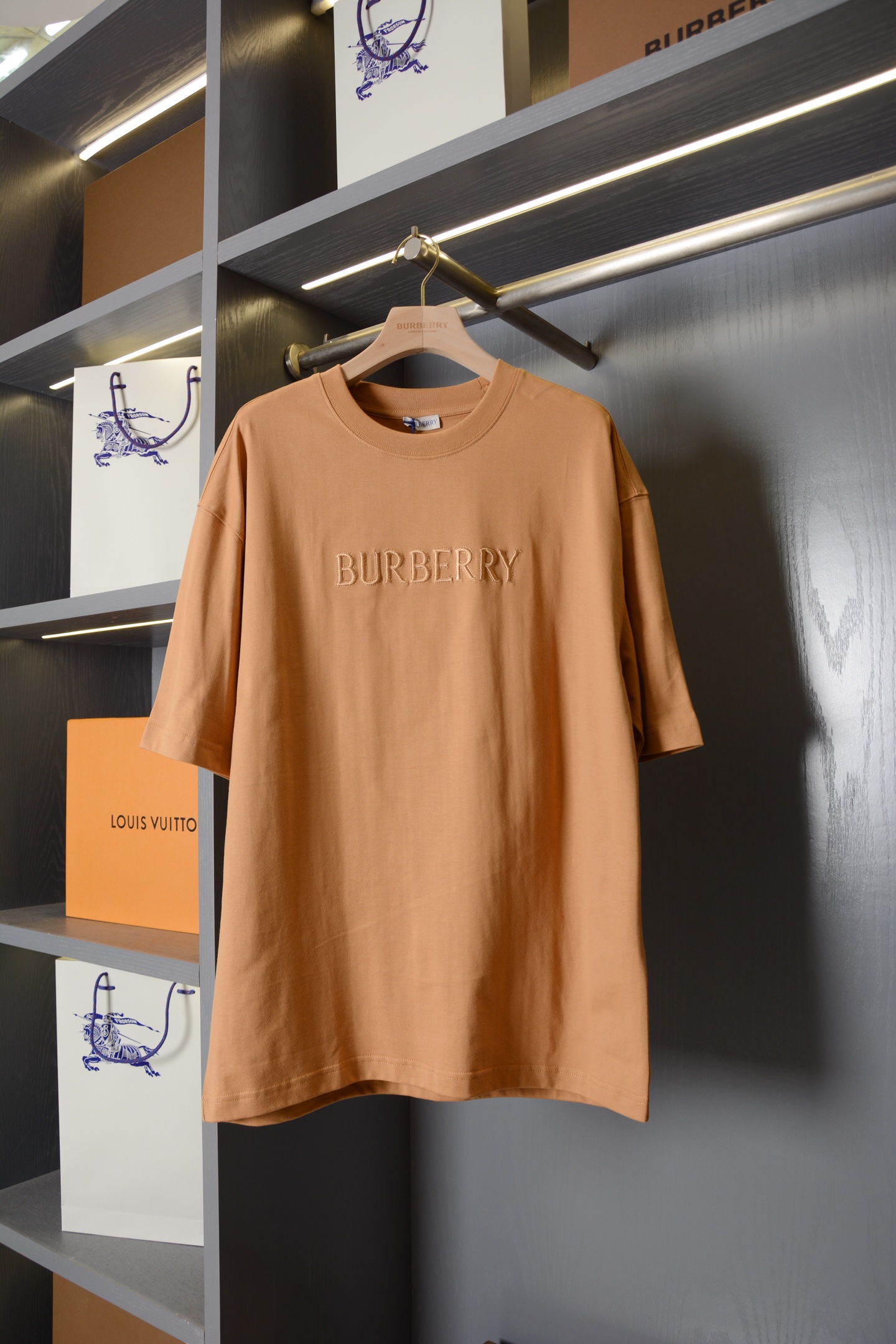 NO:855893,Product code 11018370810 BBR26SS logo embroidery decorated cotton short sleeves (with full set of packaging) [BUR's top product, the treasure of the store] [ready in seconds] 2026 spring and summer series, micro-label embroidery design, same style cotton round neck short sleeves for men and women. BUR's trump channel kills all versions on the market. It can only be said that it is not on the same level at all.  We are not afraid of any challenges in terms of material, detail restoration and craftsmanship, just to provide everyone with wonderful products. The round-neck T-shirt is made of medium-thick plain cotton fabric and presents a casual fit. It is embellished with a three-dimensional brand logo and integrated with embroidery decoration of the same color. – The casual fit is looser than the regular fit.  The core design of this T-shirt is the finishing touch of the entire look. This design not only retains the brand's iconic elements, but also injects a sense of modern art and a relaxed atmosphere, which perfectly matches the vitality and freshness of early spring. The wearing experience is made of lightweight plain weave cotton fabric to ensure skin-friendly comfort and breathability. The casual fit and round neck design set the overall relaxed and lazy tone, and are the key to enhance the fashion of the look.  It highlights the sense of fashion in the modern city. The upper body is elegant and the effect is excellent. The matching is more worry-free and labor-saving. Whether it is leisure sports or high street travel, it can be easily controlled!  !  The overall touch of the pure cotton high-count fabric is extremely comfortable, and the skin-friendly effect is also excellent. The OV version also has a perfect dressing effect, which perfectly meets the needs of various wearing occasions. It is extremely extraordinary, the grade and charm are extremely outstanding, and it can better highlight the brand specifications and your pursuit of fashion!  !  As a fan of bbr, this should be a style not to be missed. All the items are now in stock, so everyone is ready to buy them for themselves!  !  There are five sizes: S, M, L, XL, and XXL. For size data, please go to the size chart to view, Burberry-clothing, burberry, T-shirt, tees, t-shirt,19860909商品编码11018370810 BBR26SS徽标刺绣装饰棉质短袖（配全套包装）【BUR王牌尖货,镇店之宝】【现货秒发】2026年春夏系列,微标刺绣设计,男女同款棉质圆领短袖. BUR王牌渠道 秒杀市面上一切版本 只能说根本就不是一个级别的存在 不管是材质还是细节还原度以及工艺制作方面不惧任何挑战,只为给大家奉献绝妙产物 圆领 T 恤衫,选用中厚平织棉面料打造,呈现休闲版型.点缀立体品牌徽标,融入同色系刺绣装饰.– 休闲版型较常规版型剪裁更为宽松. 设计核心这款T恤是整套造型的点睛之笔.这种设计既保留了品牌的标志性元素,又注入了现代艺术感与轻松氛国,完美契合早春的活力与清新.穿着体验采用轻盈平织棉面料,保证贴肤的舒适性与透气性.休闲版型与圆领设计奠定了整体轻松慵懒的基调,是提升造型时尚度的关键内搭. 凸显现代都市的时尚感,上身大气出彩,效果极佳,搭配更是省心省力,无论是休闲运动还是高街出行,都能轻松驾驭！！纯棉的高支数面料整体的触感极为舒适,亲肤效果也是极佳.且OV版型方面也是完美穿搭效果,完美的符合各种穿搭场合的所需.极为非凡,档次与魅力更是极为的出色亮眼,更能够彰显品牌规格与你对于时尚的追求！！作为bbr的粉丝,应该是不容错过的款式,现货均已入仓,大家自己抢购！！ 码数有五个S、M、L、XL、XXL 尺码数据请移步尺码表查看,博柏利-服装,burberry,T-shirt,tees，t-shirt,,Women's clothing