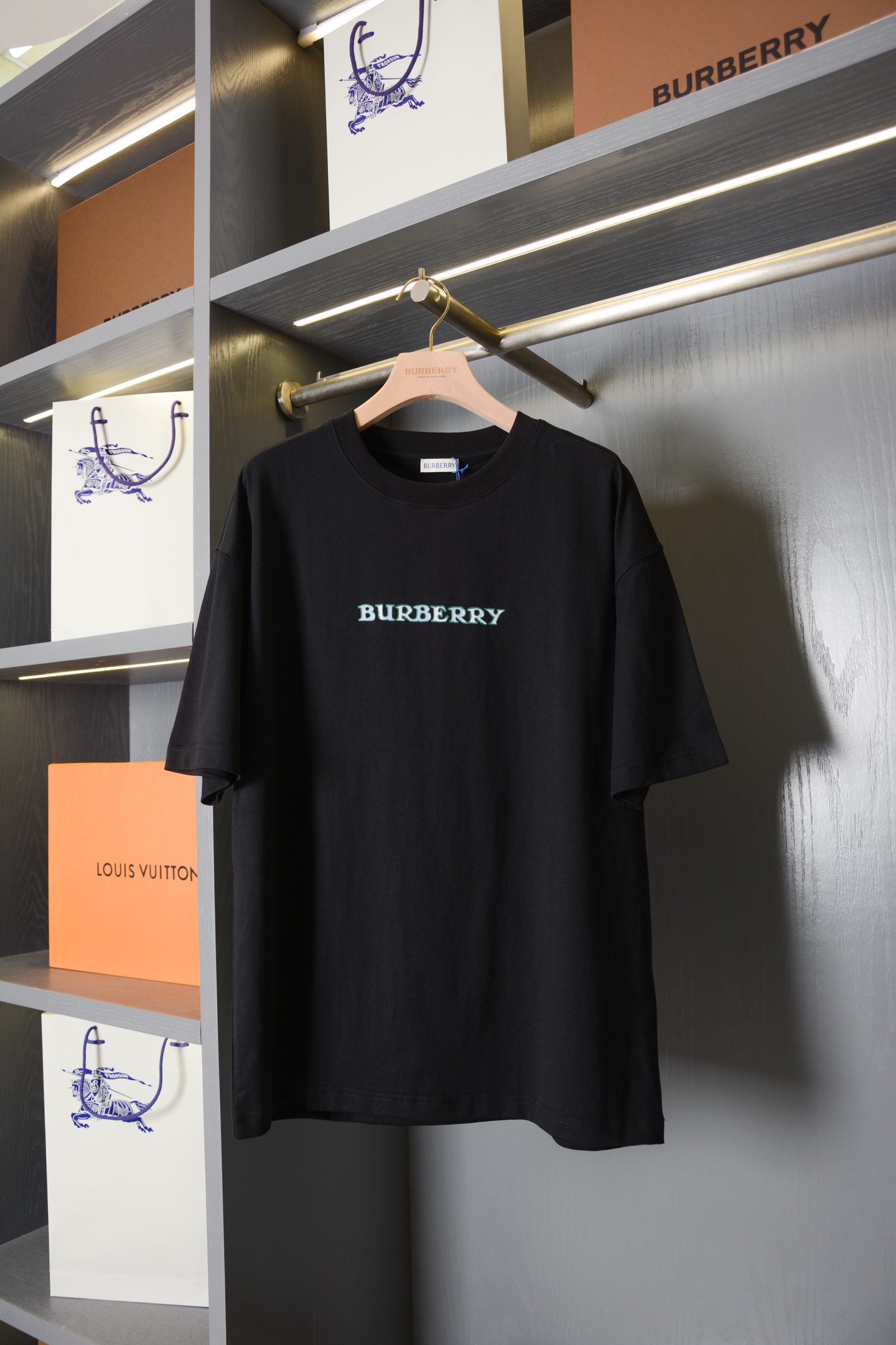NO:855916,Product code 11018670810 BBR26SS Collection Logo Decorated Cotton Short Sleeves (with full set of packaging) [BUR’s top product, the treasure of the store] [Ready stock in seconds] 2026 Spring and Summer Series, Collection Logo Decorated Cotton T-shirt, Unisex Cotton Round Neck Short Sleeves. BUR’s trump channel kills all versions on the market. It can only be said that it is not on the same level at all.  We are not afraid of any challenges in terms of material, detail restoration and craftsmanship, just to provide everyone with a wonderful product. The round-neck T-shirt is made of lightweight plain cotton fabric and presents a casual fit. It is decorated with Burberry logo printing and a three-dimensional textured Equestrian Knight logo (EKD).  The core design of this T-shirt is the finishing touch of the entire look. This design not only retains the brand's iconic elements, but also injects a sense of modern art and a relaxed atmosphere, which perfectly matches the vitality and freshness of early spring. The wearing experience is made of lightweight plain weave cotton fabric to ensure skin-friendly comfort and breathability. The casual fit and round neck design set the overall relaxed and lazy tone, and are the key to enhance the fashion of the look.  It highlights the sense of fashion in the modern city. The upper body is elegant and the effect is excellent. The matching is more worry-free and labor-saving. Whether it is leisure sports or high street travel, it can be easily controlled!  !  The overall touch of the pure cotton high-count fabric is extremely comfortable, and the skin-friendly effect is also excellent. The OV version also has a perfect dressing effect, which perfectly meets the needs of various wearing occasions. It is extremely extraordinary, the grade and charm are extremely outstanding, and it can better highlight the brand specifications and your pursuit of fashion!  !  As a fan of bbr, this should be a style not to be missed. All the items are now in stock, so everyone is ready to buy them for themselves!  !  There are five sizes: S, M, L, XL, and XXL. For size data, please go to the size chart to view, Burberry-clothing, burberry, T-shirt, tees, t-shirt,19860909商品编码11018670810 BBR26SS典藏徽标装饰棉质短袖（配全套包装）【BUR王牌尖货,镇店之宝】【现货秒发】2026年春夏系列,典藏徽标装饰棉质 T 恤衫,男女同款棉质圆领短袖. BUR王牌渠道 秒杀市面上一切版本 只能说根本就不是一个级别的存在 不管是材质还是细节还原度以及工艺制作方面不惧任何挑战,只为给大家奉献绝妙产物 圆领 T 恤衫,选用轻盈平织棉面料打造,呈现休闲版型.装饰典藏 Burberry 徽标印花,巧搭立体质感马术骑士徽标（EKD）. 设计核心这款T恤是整套造型的点睛之笔.这种设计既保留了品牌的标志性元素,又注入了现代艺术感与轻松氛国,完美契合早春的活力与清新.穿着体验采用轻盈平织棉面料,保证贴肤的舒适性与透气性.休闲版型与圆领设计奠定了整体轻松慵懒的基调,是提升造型时尚度的关键内搭. 凸显现代都市的时尚感,上身大气出彩,效果极佳,搭配更是省心省力,无论是休闲运动还是高街出行,都能轻松驾驭！！纯棉的高支数面料整体的触感极为舒适,亲肤效果也是极佳.且OV版型方面也是完美穿搭效果,完美的符合各种穿搭场合的所需.极为非凡,档次与魅力更是极为的出色亮眼,更能够彰显品牌规格与你对于时尚的追求！！作为bbr的粉丝,应该是不容错过的款式,现货均已入仓,大家自己抢购！！ 码数有五个S、M、L、XL、XXL 尺码数据请移步尺码表查看,博柏利-服装,burberry,T-shirt,tees，t-shirt,,Women's clothing