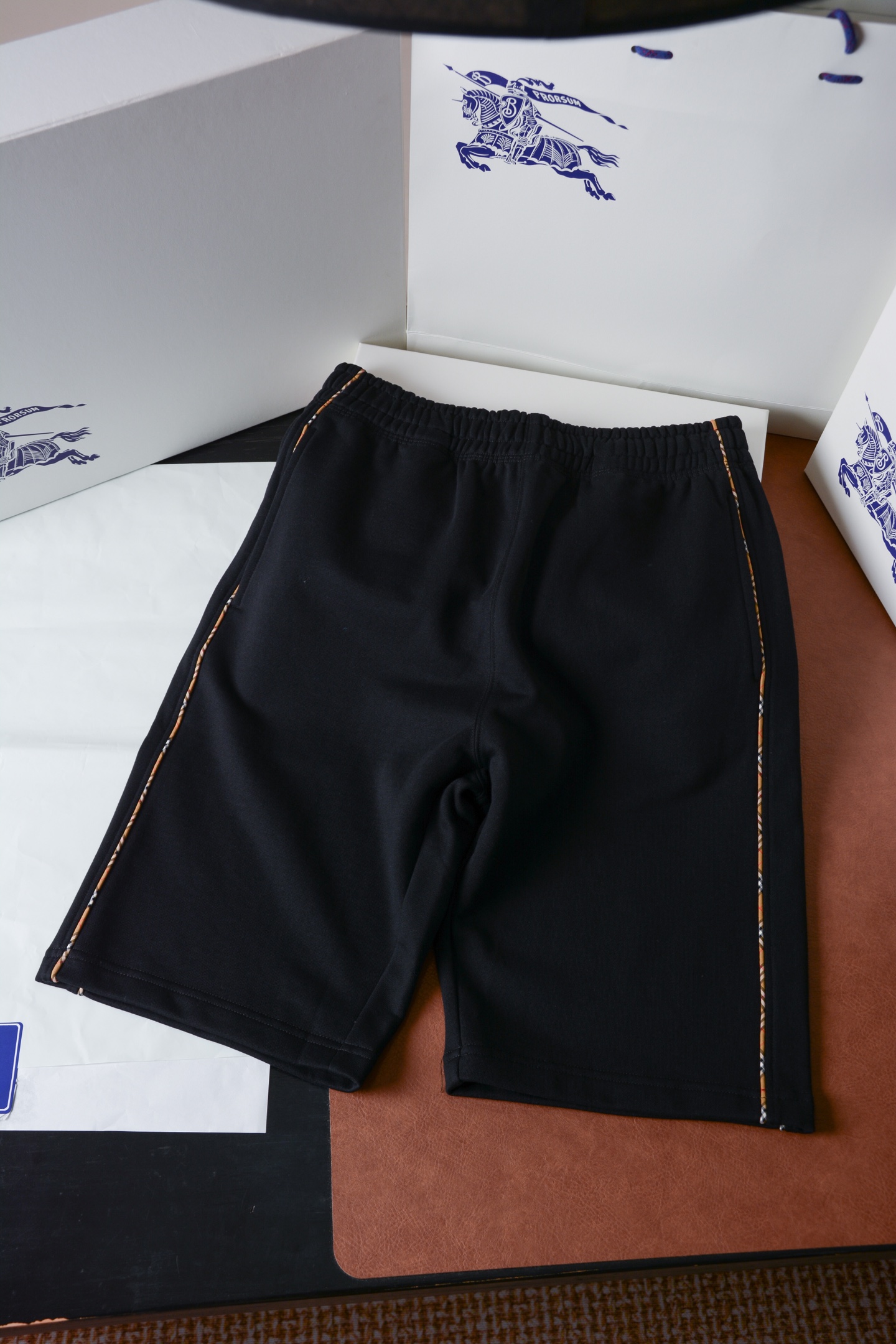NO:855844,Product code 11018880810 BBR26SS plaid piping cotton shorts (with full set of packaging) [2026 spring and summer series coming] piping plaid design, versatile casual loose shorts for men and women, a very versatile style on the high street!  BUR's ace channel kills all versions on the market. It can only be said that it is not of the same level at all. It is not afraid of any challenges in terms of material, detail restoration and craftsmanship, just to provide everyone with excellent products. The shorts are made of lightweight turned velvet cotton fabric. They are designed with a drawstring and integrated with the Equestrian Knight logo (EKD) embroidery. They are low-key embellished with Burberry plaid piping details and are interpreted in the iconic sand beige color.  Compared with conventional luxury brands, it perfectly demonstrates the presence of the BUR brand. It is highly recognizable and gives people a simple, high-standard and basic look. The overall design adopts a loose version to create a more fashionable and high-street casual style!  !  It is equipped with high-thread count fabric, which has a full sense of weight. The high-density material has a clearly visible lining. Softness and comfort are the basics. The combination of breathability and warmth is a surprise!  It will not be stuffy and can be windproof. The real cost investment of sweatshirt fabric allows you to see and feel the comfortable experience on your upper body!  !  The overall touch is extremely comfortable, and the skin-friendly effect is also excellent. The OV version is also perfect for wearing, and perfectly meets the needs of various wearing occasions. It is extremely extraordinary, the grade and charm are extremely outstanding, and it can better highlight the brand specifications and your pursuit of fashion!  !  Without further ado, let’s take control of this product by ourselves!  !  There are five sizes: S, M, L, XL, and XXL. Please go to the size chart to view the size data. Burberry-clothing, burberry, hoodie, sweatshirts, shorts,19860909商品编码11018880810 BBR26SS格纹滚边棉质短裤（配全套包装）【2026春夏系列来临】滚边格纹设计,百搭男女休闲宽松短裤款、非常高街百搭的一个款式！ BUR王牌渠道 秒杀市面上一切版本 只能说根本就不是一个级别的存在 不管是材质还是细节还原度以及工艺制作方面不惧任何挑战,只为给大家奉献绝妙产物 短裤,选用轻盈翻面绒棉质面料打造.采用抽绳设计,融入马术骑士徽标（EKD）刺绣.低调点缀 Burberry 格纹滚边细节,以标志性沙米色演绎. 比起常规的奢侈品牌来说更加完美的彰显了BUR品牌的存在感,极具辨识度整体给人一种简约高规又基础并且整体更是采用宽松版型打造时尚跟高街休闲风格更强！！配置了高支数面料,份量感十足,高密度的料肌里感清晰可见,柔软舒适是基本,透气度和保暖度兼并才是惊喜！不会闷热也能够防风.卫衣布真正的成本投入,让你看得见,上身感受得到的舒适体验哦！！整体的触感极为舒适,亲肤效果也是极佳.OV版型方面也是完美穿搭效果,完美的符合各种穿搭场合的所需.极为非凡,档次与魅力更是极为的出色亮眼,更能够彰显品牌规格与你对于时尚的追求！！ 不再多言,大家自行把控此款吧！！ 码数有五个S、M、L、XL、XXL 尺码数据请移步尺码表查看,博柏利-服装,burberry,hoodie,sweatshirts,shorts,,Women's clothing