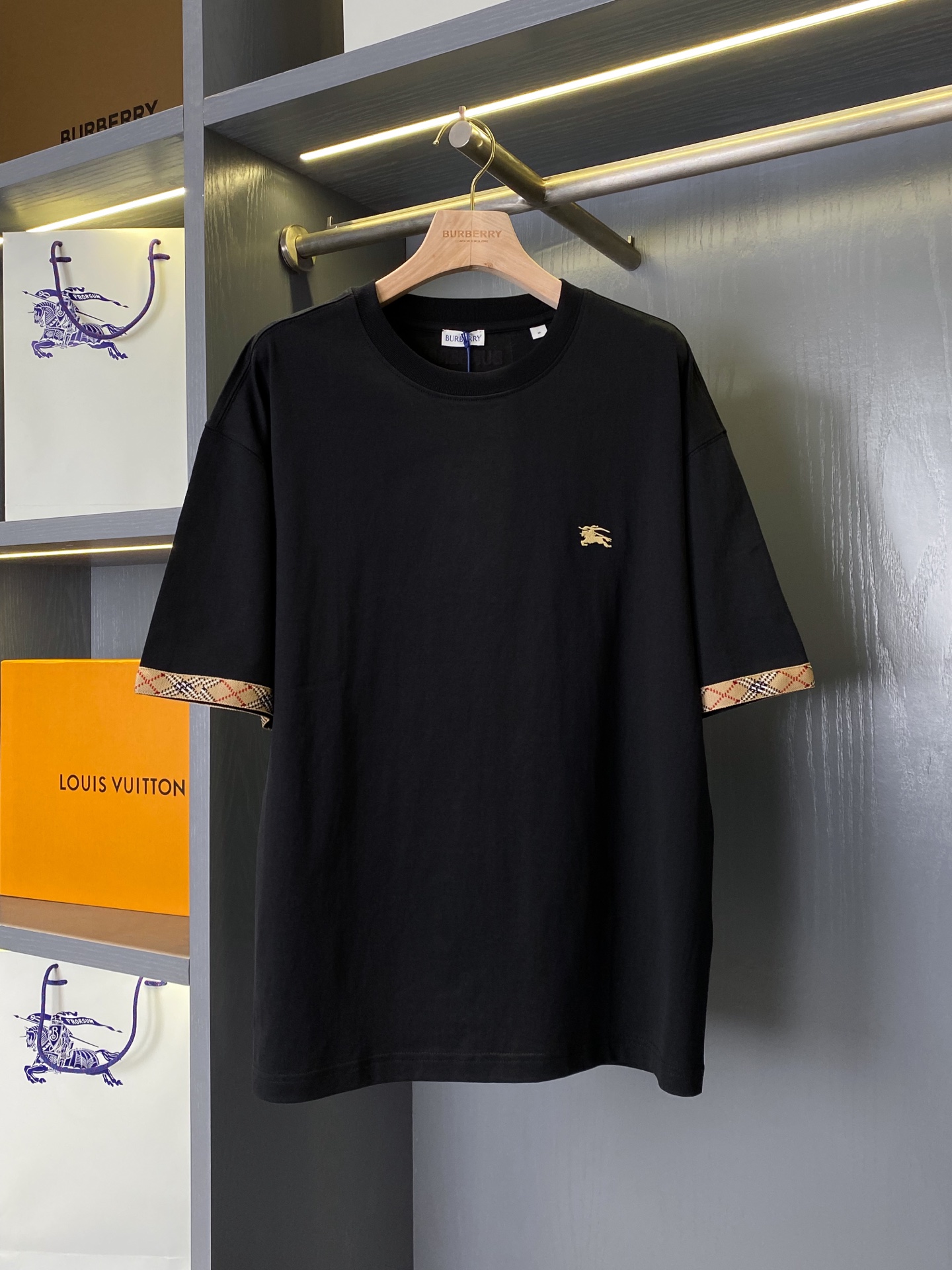 NO:891891,Product code 11020970810 BBR26SS diagonal plaid decorative cuffs cotton short sleeves (-with a complete set of small packages) BBR plaid trimmed embroidered logo short sleeves, [BUR's top product, the treasure of the store] [Ready stock in seconds] 2026 spring and summer series, diagonal plaid cuffs decorative design, cotton round neck short sleeves. BUR's trump channel kills all versions on the market. It can only be said that it is not on the same level at all.  We are not afraid of any challenges in terms of material, detail restoration and craftsmanship, just to provide everyone with wonderful products. T-shirts are made of plain woven cotton fabrics and present a casual fit. They are embellished with embroidery of the Equestrian Knight logo (EKD), and the edges of the cuffs are integrated with Burberry plaid ribbons, which are interpreted in the iconic sand beige color. Details  The equestrian knight logo embroidered on the chest is precisely outlined with the same color embroidery thread. The stitches are fine and even, not easy to get off-line and deformed, and low-key to highlight the brand identity; the classic plaid trim on the cuffs uses double-stitching technology, and the edges are smooth and neat, consistent with the body.  The fabric fits tightly and there are no unnecessary raw edges; the brand woven label on the back of the collar is made of high-density weaving, which is clear and wear-resistant and will remain intact after repeated wear and washing; the neckline uses reinforced rib technology, which is not easy to loose and deform, and the details are full of luxury craftsmanship.  fabric texture  High-count cotton soft-feeling knitted fabric, a brand-customized high-count combed cotton fabric is selected and processed through multiple pre-shrinking processes. It feels soft and skin-friendly, and the upper body does not sweat under zero pressure. The surface of the fabric is smooth and delicate, not easy to pilling and snagging, and it still maintains a crisp silhouette after multiple washings; using  Environmentally friendly reactive printing and dyeing process, the colors are pure and saturated, the black model is calm and deep, and the chalk white model is soft and clean, not easy to fade and yellow; the interior uses boneless binding technology to reduce friction and discomfort, taking into account comfort and durability, making it easy to cope with daily wear scenarios.  pattern cutting  The classic straight-leg casual T-shirt style adopts a standard round neck design. The collar shape fits the neck line in a three-dimensional way, not squinting the face shape and not constricting the neck; the straight-leg body shape accommodates various body shapes, is not tight or procrastinating, and leaves ample room for movement; the regular length naturally falls between the waist and hips, optimizing the body ratio  For example, it can be paired with jeans and casual pants to create a neat look; the slightly dropped shoulder sleeves have soft lines and modify the shoulder shape. The plaid trim on the cuffs is the finishing touch of the overall shape, breaking the monotony of the solid color body. It is both simple and recognizable. It can be worn alone or layered to suit a variety of styles.  A modern interpretation of British classic aesthetics, BBR, which originated from the UK, has become the representative symbol of British luxury products with its iconic plaid and equestrian knight logo. This series of T-shirts integrates the brand's classic plaid elements into the cuff design, with delicate embroidered logos, interpreting the brand's century-old aesthetic heritage with a simple silhouette, breaking the barriers to seasonal wear. It is not only a comfortable item for daily commuting, but also can be used as a layered inner layer to create a layered look, realizing the daily expression of British classic style, and interpreting the brand's design concept of 'symbiosis of tradition and modernity'.  Size S-XXL, Burberry-clothing, burberry, jeans, T-shirt, tees, t-shirt,19860909商品编码11020970810 BBR26SS斜格纹装饰袖口棉质短袖（-配全套小包装）BBR格纹饰边刺绣徽标短袖,【BUR王牌尖货,镇店之宝】【现货秒发】2026年春夏系列,斜格纹袖口装饰设计,棉质圆领短袖. BUR王牌渠道 秒杀市面上一切版本 只能说根本就不是一个级别的存在 不管是材质还是细节还原度以及工艺制作方面不惧任何挑战,只为给大家奉献绝妙产物 T 恤衫,选用平织棉面料制成,呈现休闲版型.点缀马术骑士徽标（EKD）刺绣,袖口边缘融入 Burberry 格纹饰带,以标志性沙米色演绎. 细节 胸前刺绣的马术骑士徽标采用同色系绣线精密勾勒,针脚细密均匀,不易脱线变形,低调彰显品牌身份；袖口的经典格纹饰边采用双车线锁缝工艺,边缘平整利落,与衣身面料贴合紧密,无多余毛边；领后品牌织标采用高密织法,字迹清晰耐磨,反复穿着洗涤依旧保持完整；领口采用加固罗纹工艺,不易松垮变形,细节处尽显奢品工艺质感. 面料质感 高支棉柔感针织面料,甄选品牌定制高支精梳棉面料,经过多道预缩处理,触感柔软亲肤,上身零压不闷汗；面料表面平滑细腻,不易起球勾丝,多次洗涤依旧保持挺括廓形；采用环保活性印染工艺,色彩纯正饱和,黑色款沉稳深邃,粉笔白款柔和干净,不易褪色发黄；内里采用无骨包边工艺,减少摩擦不适感,兼顾舒适与耐穿性,轻松应对日常穿搭场景. 版型剪裁 经典直筒休闲T恤版型采用标准圆领设计,领型立体贴合颈部线条,不挑脸型不勒脖子；直筒衣身版型包容各种身形,不紧绷不拖沓,预留充足活动空间；常规衣长自然落在腰胯之间,优化身材比例,搭配牛仔裤、休闲裤都能打造利落造型；微落肩袖型线条柔和,修饰肩型,袖口的格纹饰边是整体造型的点睛之笔,打破纯色衣身的单调感,兼具简约与辨识度,单穿或叠穿都适配多元风格. 英伦经典美学的现代演绎,源自英国的BBR以标志性格纹与马术骑士徽标成为英伦奢品的代表符号.本系列T恤将品牌经典格纹元素融入袖口设计,搭配细腻刺绣徽标,以简约廓形诠释品牌百年美学底蕴,打破季节穿搭壁垒,既是日常通勤的舒适单品,也可作为叠穿内搭打造层次感造型,实现英伦经典风格的日常化表达,诠释品牌“传统与现代共生”的设计理念. 码数S-XXL,博柏利-服装,burberry,jeans,T-shirt,tees，t-shirt,,Women's clothing