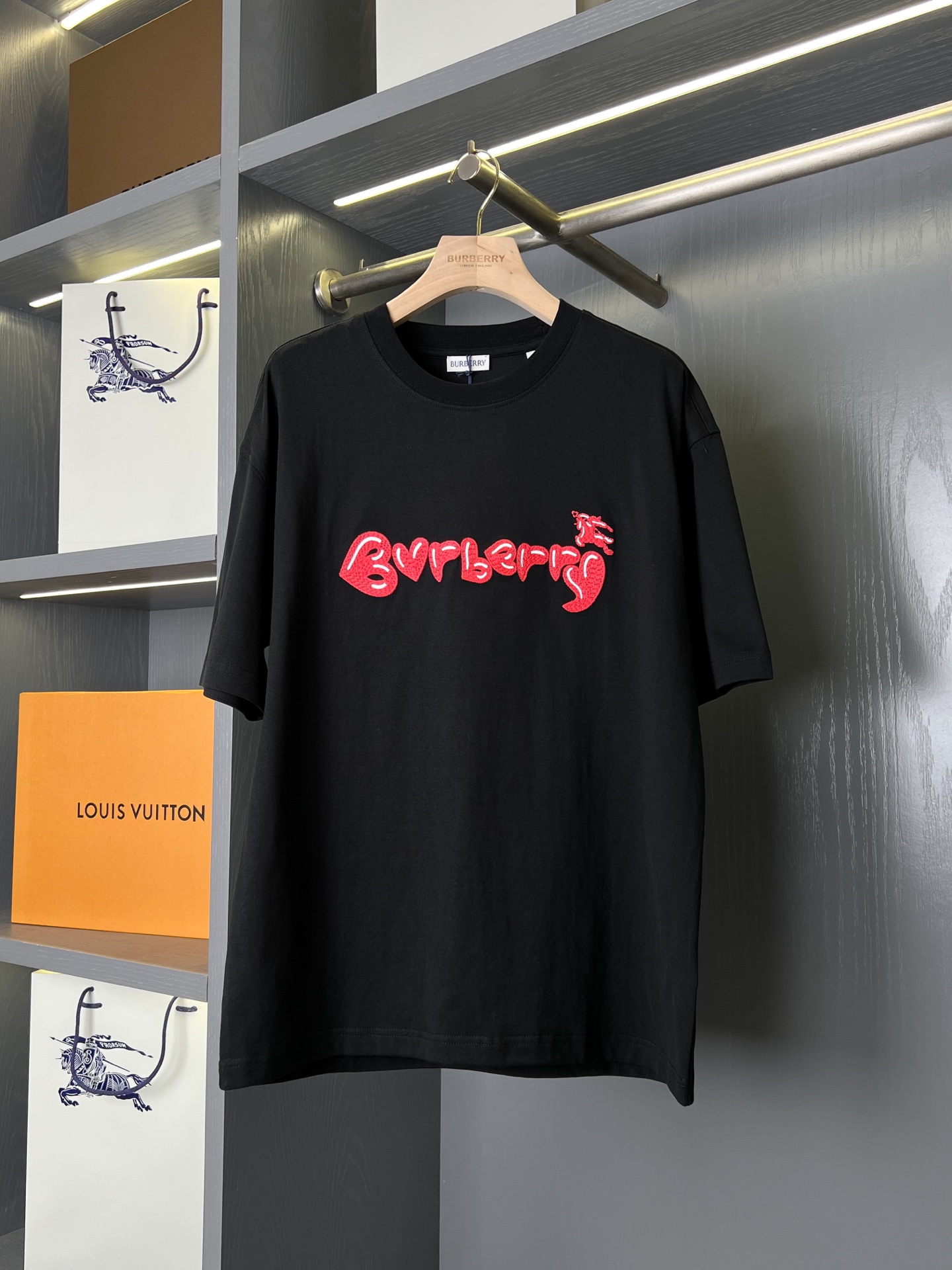 NO:891871,Burberry 2026 Chinese Valentine's Day limited short sleeves (with full set of small packages) BUR26 Chinese Valentine's Day limited short sleeves, condensing the century-old British logo aesthetics. BUR's trump channel kills all versions on the market. It can only be said that they are not of the same level. No matter in terms of materials, detail restoration, and craftsmanship, they are not afraid of any challenges, just to provide everyone with wonderful products. Burberry 2026 Chinese Valentine's Day limited T-shirt uses true red embroidery to present the brand letters in the form of a mirror image, with a small and oriental romantic ingenuity.  Selected high-count combed cotton fabrics are soft, waxy and breathable. The off-shoulder version is not flattering on the body shape, and the upper body is loose and stylish. Available in black and white, the simple background color makes the red embroidery more recognizable. It is suitable for daily life, dating, and gift-giving. It is a low-key and secretive Chinese Valentine's Day limited item. [The double romance of embroidery and logo]  The brand letters are presented in the form of a mirror image with red embroidery, paired with a small and oriental romantic ingenuity. The stitching is fine and tight, three-dimensional and full, and it is not easy to get off-line and fluff after repeated wear and washing; the original custom-made cloth label is sewn on the inside of the neckline.  The sewing lines are neat and neat. The round neck and cuffs are all hemmed with the same material, and the edges are flat and not easy to curl. The rigorous workmanship details of luxury garments are hidden in the square inches. [The texture of the fabric is the comfortable skin feel of high-count combed cotton]  Selected high-count combed cotton gray fabrics are treated with dual processes of pre-shrinking fermentation washing and sanding and softening. The texture of the cloth is matte and delicate, soft and waxy to the skin. The four colors of chalk white, soft pink and classic black adopt reactive environmentally friendly dyeing technology to ensure uniform and firm coloring.  It is solid and will not turn white or fade easily after being washed for a long time; the fabric has excellent breathability and perspiration properties, making it dry and sweat-free when worn close to the body in spring and summer. At the same time, it has undergone anti-pilling and shaping treatment, so it is not easy to become hard and deformed after long-term wear. [Daily tailoring for relaxed and slimming tailoring]  It adopts the brand's classic fit, slightly loose round neck shape, and the rib collar is used to prevent loose shaping. The collar fits the neck line without being tight or collapsed; the short sleeve length is just right to modify the upper arm fat, and the neat sleeves avoid bloat.  Sluggish. The body is slightly tapered from the bust line to the hem to optimize body proportions. The hem is flat-sewn and locked to prevent curling. It is simple and elegant when worn alone. It can be worn with a windbreaker or a knitted cardigan. It is suitable for various wearing scenarios such as commuting and traveling.  Size S-XXL, Burberry-clothing, burberry, T-shirt,19860909Bur26SS七夕限定短袖（-配全套小包装）BUR26七夕限定短袖,凝练百年英伦标识美学. BUR王牌渠道 秒杀市面上一切版本 只能说根本就不是一个级别的存在 不管是材质还是细节还原度以及工艺制作方面不惧任何挑战,只为给大家奉献绝妙产物 Burberry 2026七夕限定丁恤 用正红刺绣将品牌字母以镜像形式呈现,搭配小巧的自带东方浪漫巧思. 精选高支精梳棉面料,软糯透气,落肩版型不挑身形,上身松弛又有型. 黑白双色可选,简约底色衬得红色刺绣更具辨识度,日常、约会、送礼都适配,是低调又藏着小心机的七夕限定单品.【刺绣与标识的双重浪漫】 用正红刺绣将品牌字母以镜像形式呈现,搭配小巧的自带东方浪漫巧思.针脚细密紧实,立体饱满,反复穿着水洗不易脱线起毛；领口内侧缝制原厂定制布标,车缝走线工整利落.圆领、袖口全部采用同料包边工艺,边缘平整不易卷边,将奢品成衣严苛的做工细节藏匿于方寸之间.【面料质感高支精梳棉的舒适肤感】 精选高支精梳全棉坯布,经过预缩酵洗、磨毛柔化双重工艺处理,布面肌理哑光细腻,触感软糯亲肤.粉笔白、柔粉、经典黑四款色系采用活性环保定染技术,上色均匀牢固,久洗不易发白掉色；面料自带优越透气排汗属性,春夏贴身穿着干爽不闷汗,同时经过抗起球定型处理,长期穿着不易发硬变形.【版型剪裁松弛显瘦的日常成衣剪裁】 采用品牌经典合身微宽松圆领版型,罗纹领圈做抗松垮定型工艺,领围贴合脖颈线条,不紧绷不垮塌；短袖袖长恰到好处修饰上臂赘肉,利落袖管规避臃肿拖沓.衣身从胸线至下摆做微收处理,优化身形比例,下摆平缝锁边不易卷翘,单穿简约大气,内搭风衣、针织开衫均可,适配通勤、出游等多元穿搭场景. 码数S-XXL,博柏利-服装,burberry,T-shirt,,Women's clothing