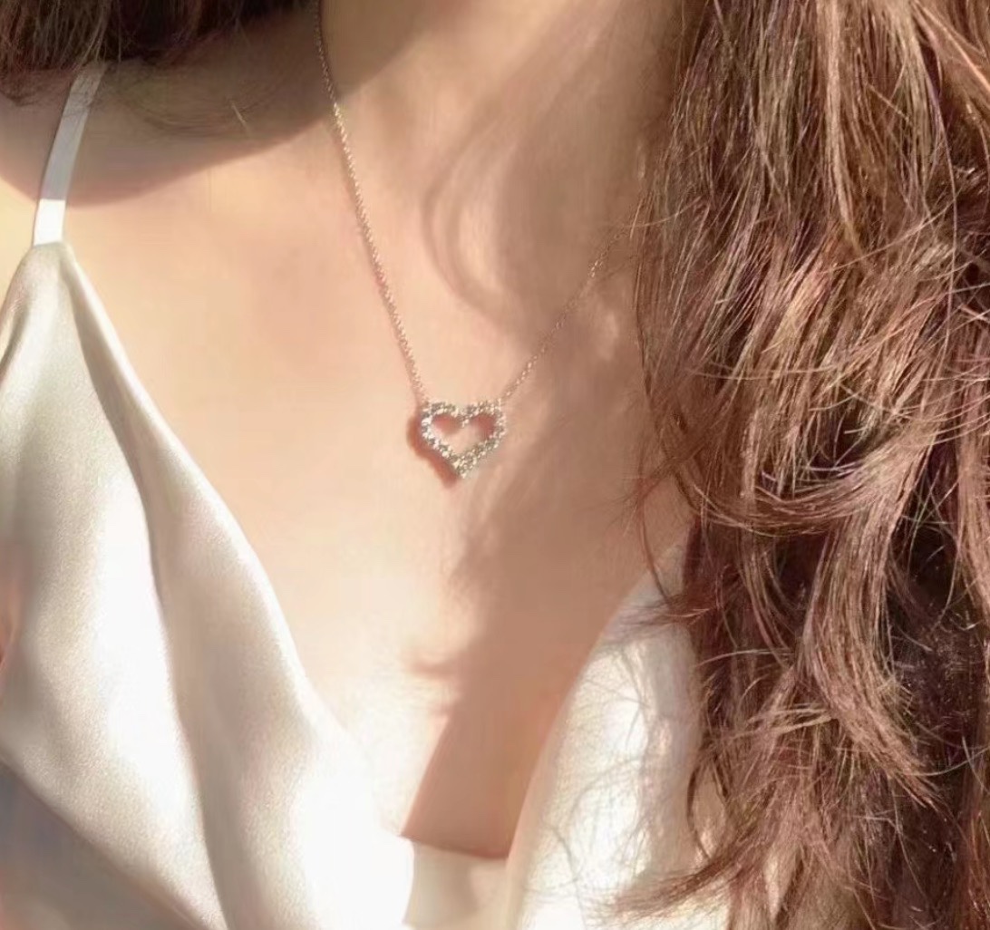 
s0232  👄T家 镂空 中号爱心 项链 永不过时的经典款 永远都是不够卖的节奏 超精工性价比 德国
