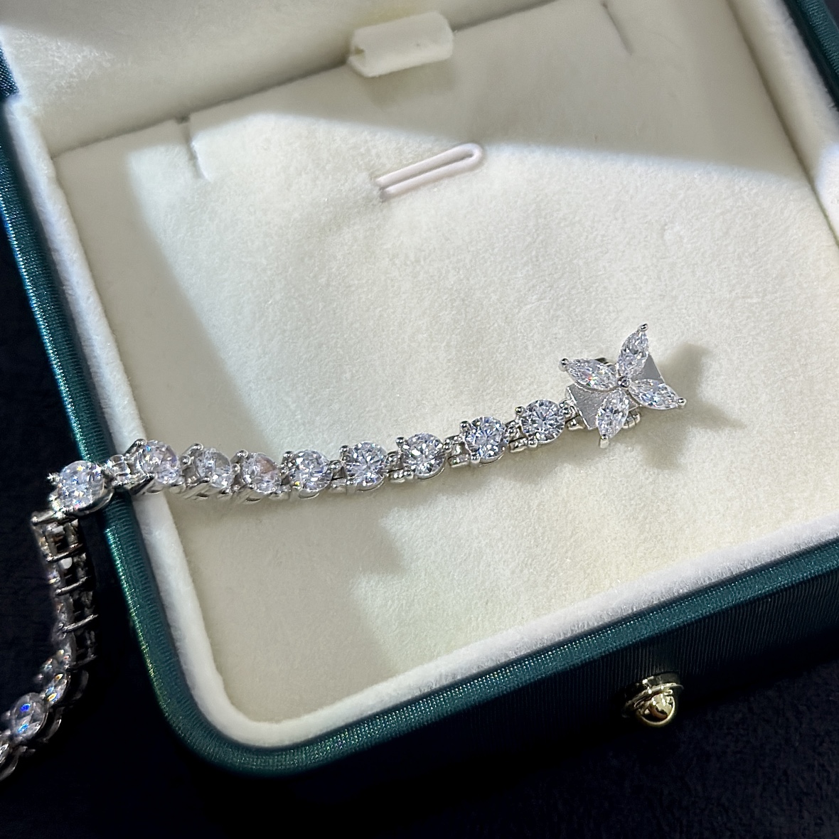 
A2841 👑T家 纪念款  花絮 马眼💎手链 💘采用高碳钻 💎 顶级S925纯银材质镶嵌 铂金镶钻设
