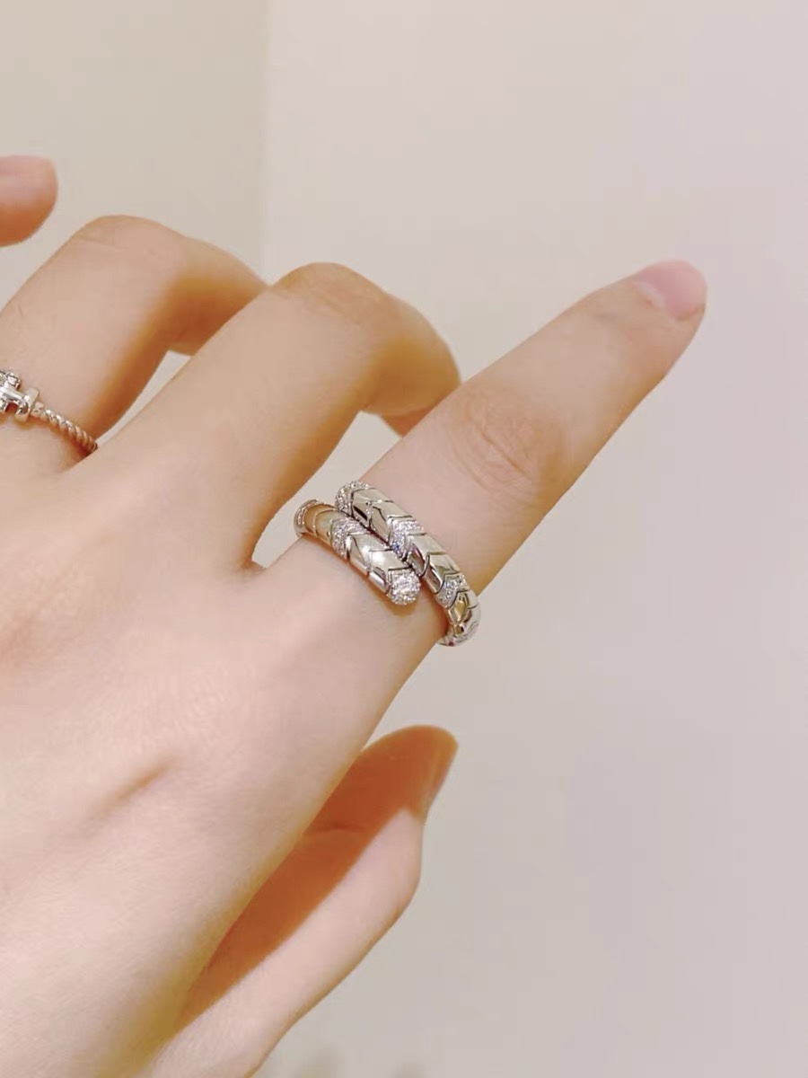
A2636 👑 火爆新款  蛇骨  戒指 💍  适合日常搭配。高端微镶925纯银镀金，一如既往地镶嵌高