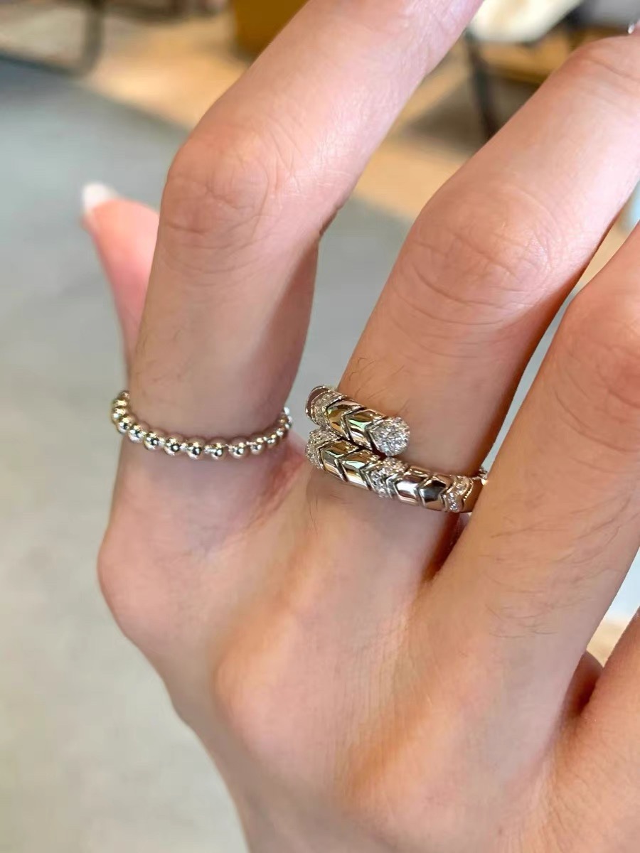 
A2636 👑 火爆新款  蛇骨  戒指 💍  适合日常搭配。高端微镶925纯银镀金，一如既往地镶嵌高
