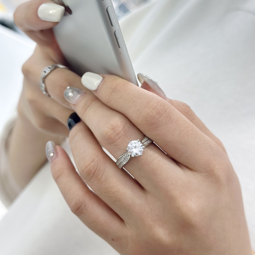  
B539 👑 T家 星光皇后 两克拉 戒指 经典款 非常百搭的婚戒💍 s925纯银通体 精致爆 码数