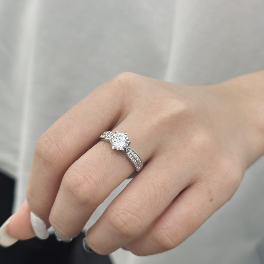  
B539 👑 T家 星光皇后 两克拉 戒指 经典款 非常百搭的婚戒💍 s925纯银通体 精致爆 码数
