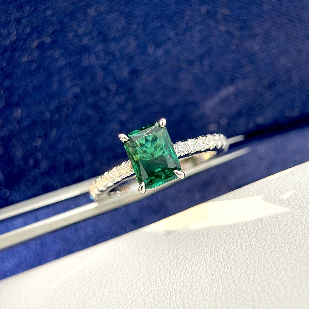 仿真钻富婆系列三克拉祖母绿四爪方钻戒指用钻石的切割工艺来切割人工钻一定要入了去感受一下我们的钻的魅力会颠