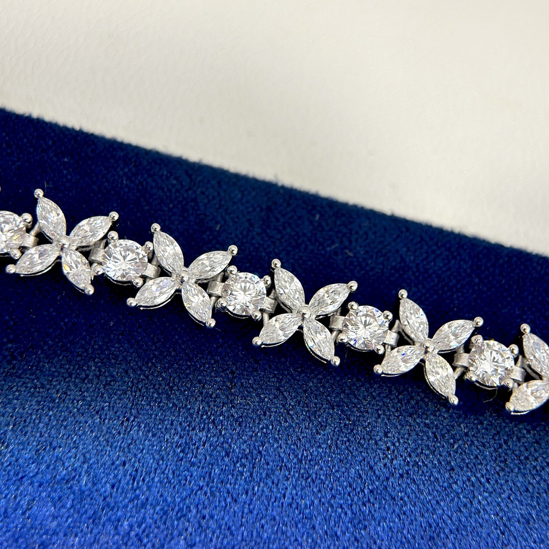 
A3274 👑 T家 纪念款  花絮 马眼 💎手链 采用5A高碳钻 💎 顶级S925材质镶嵌 铂金镶钻