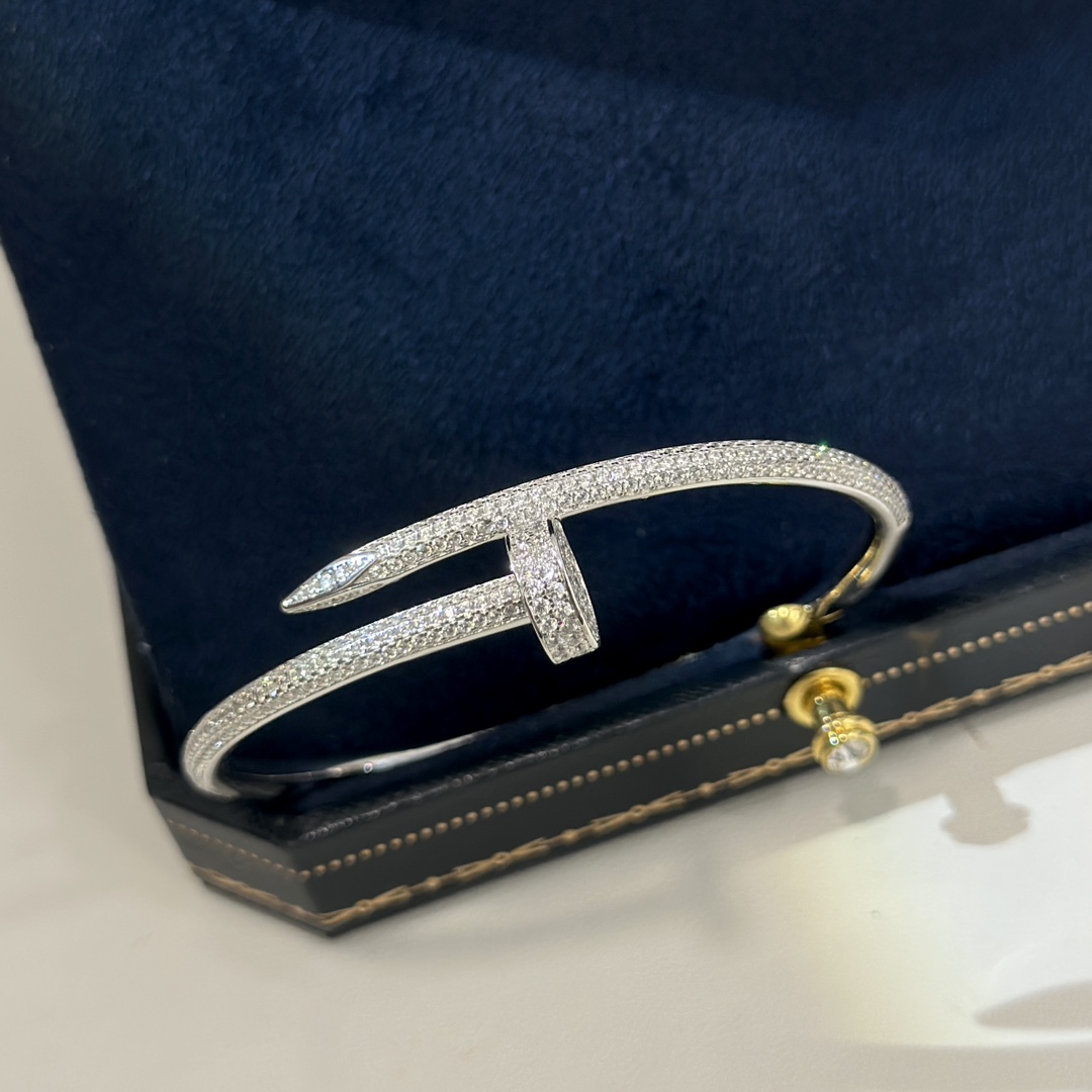 NO:768479,Kajia JUSTE UN CLOU Nail Series Full Diamond Nail Bracelet. Imported and crafted to perfection. The highest grade sterling silver version of the Nail Full Diamond Bracelet on the market. The same style for all major internet celebrities. Electroplated thick gold, platinum and rose gold. Bracelet, fine jewelry, bracelet, pure silver.19860909卡家 JUSTE UN CLOU 钉子系列 满钻钉子手镯 进口精工打造完美无暇 市面上最高级别纯银版本的钉子满钻手镯了 各大网红同款 电镀厚金 铂金 玫瑰金两色 手镯,饰品精品,bracelet,pure silver,Jewelry