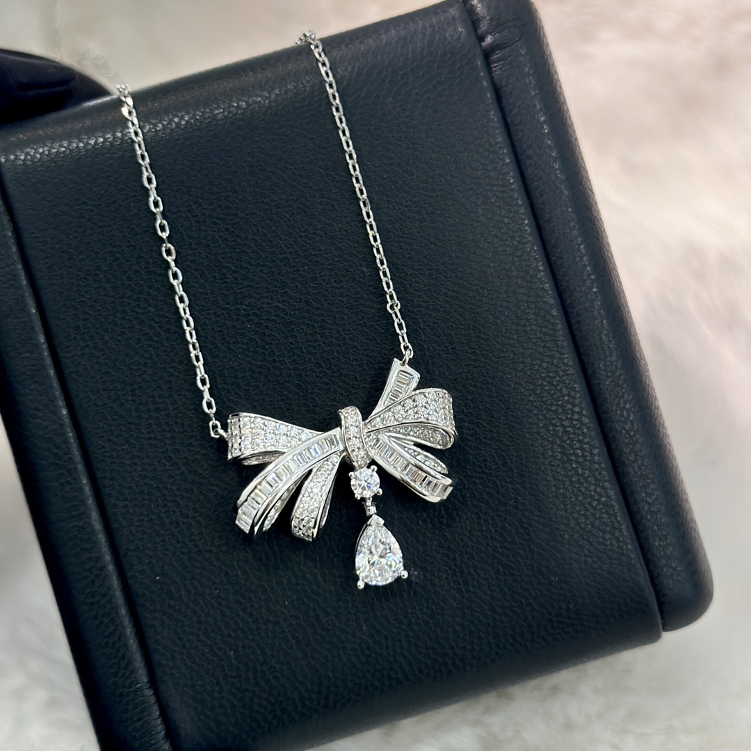 NO:114403,Graf Bow Water Drop Diamond Necklace Elegant and sweet style Electroplating thick gold High-end luxury atmospheric A must-have for dinner party disco The standard of wealthy white and beautiful bow Clavicle short chain Shining diamond goddess White and beautiful temperament Upgraded to 5A high-carbon diamond Necklace, jewelry boutique, necklace19860909格拉芙 蝴蝶结 水滴钻 项链 优雅中带着甜美的一款 电镀厚金 高端奢华大气 晚宴蹦迪必备 富贵白富美标配 蝴蝶结 锁骨短链 闪耀钻石女神白富美气质 升级为5A高碳钻 项链,饰品精品,necklace,Jewelry