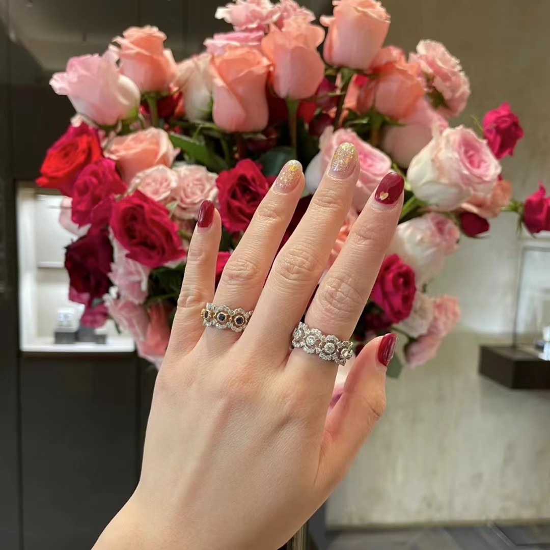 
A3399 👑 大牌 新款 花朵 蕾丝 戒指 设计师以弧形为基本元素，勾勒出对称的几何结构，让人联想起