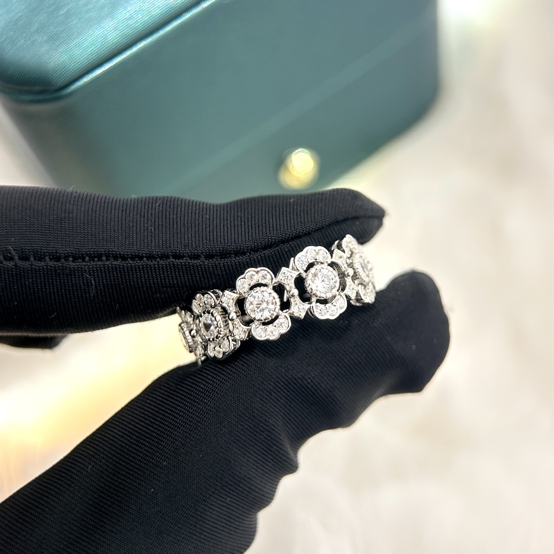 
A3399 👑 大牌 新款 花朵 蕾丝 戒指 设计师以弧形为基本元素，勾勒出对称的几何结构，让人联想起