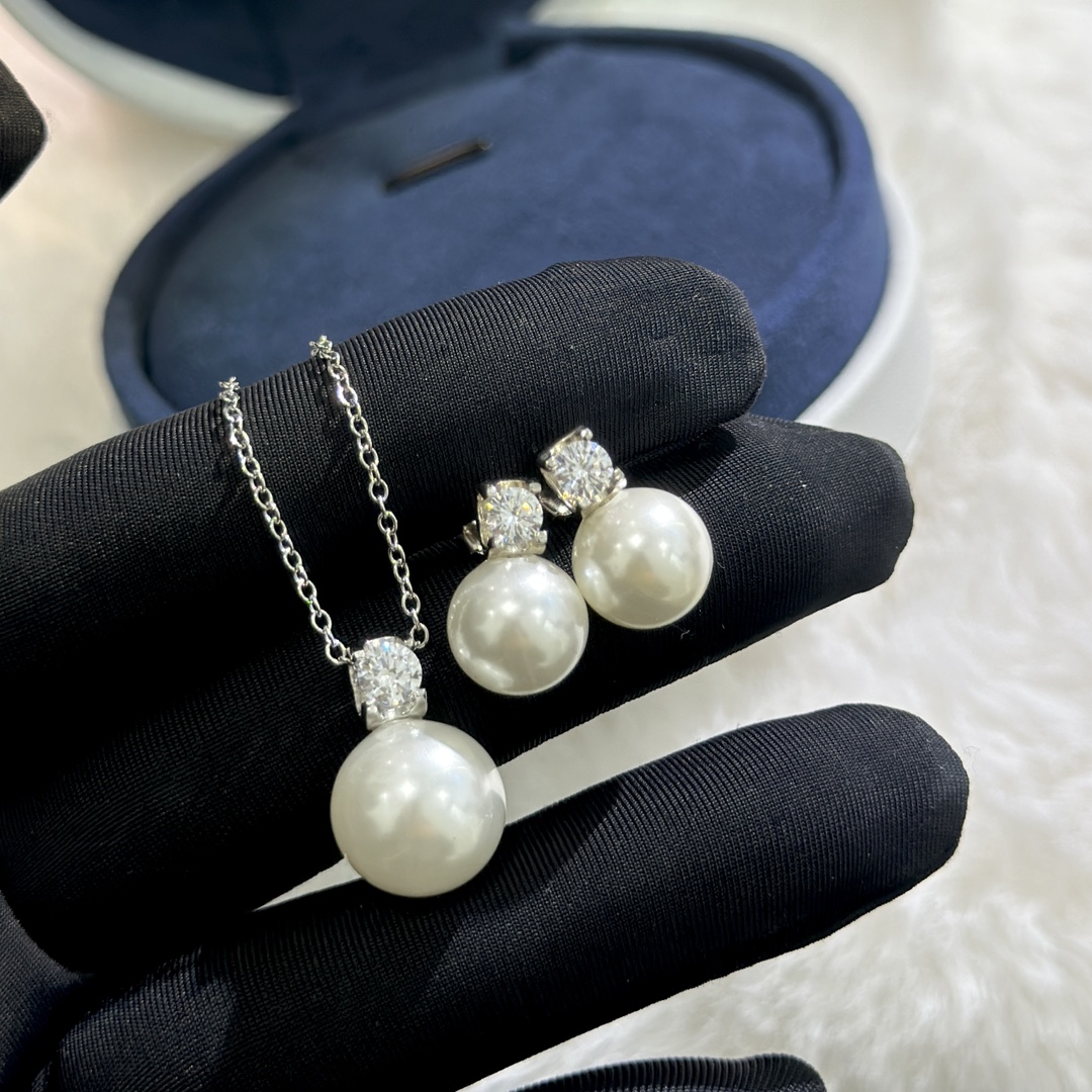 纯银项链  纯银耳钉 50 
A3480 👑 火爆 mikimoto 牛角 珍珠 套装 超级受欢迎的热门