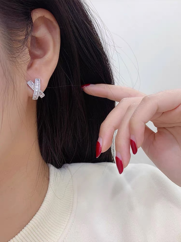 
A3531👑大牌 交叉 排钻 耳环 高定款式 一眼就会心动的款  时尚大气感的也没谁了旺柴划重点 此款