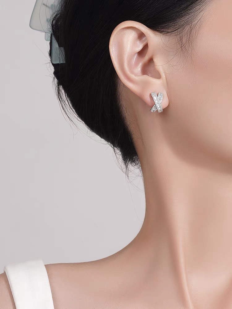
A3531👑大牌 交叉 排钻 耳环 高定款式 一眼就会心动的款  时尚大气感的也没谁了旺柴划重点 此款
