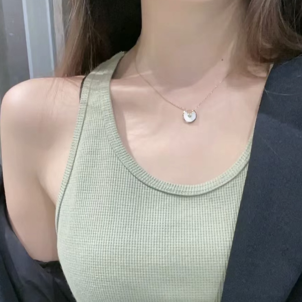 
A1823 👑纯银最高版本 卡家 飞碟 护身符钻石 项链 🌟顶级工艺925纯银定制 细节做工精细 寓意