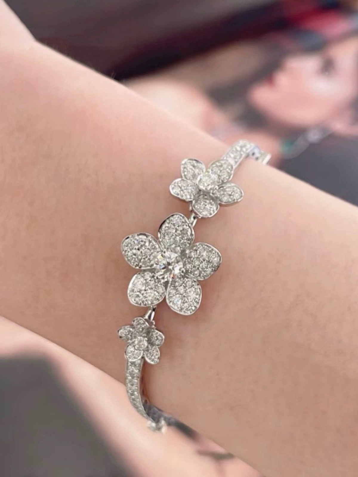 Title: ¥1050 Grand Graf Flag Store Offers Stylish Custom-Made Flower Bracelets with High-Carbon Drills. - 图片 2