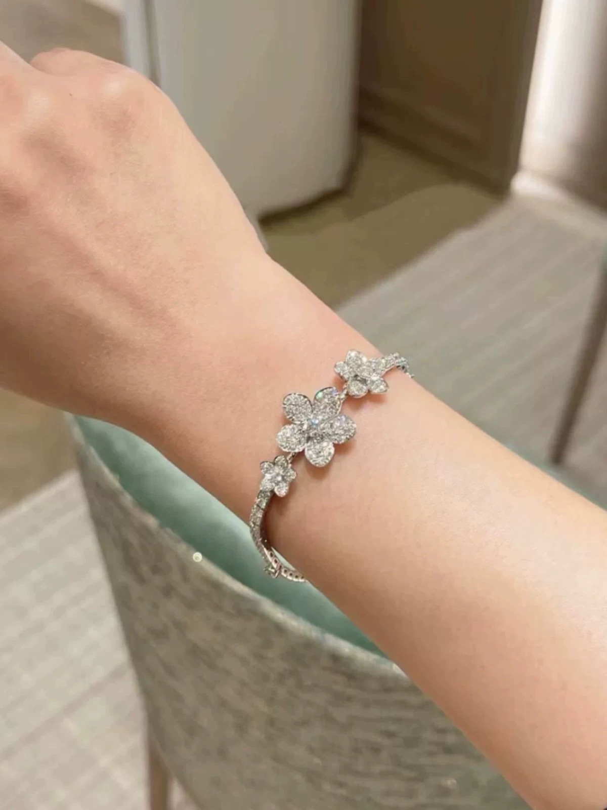 Title: ¥1050 Grand Graf Flag Store Offers Stylish Custom-Made Flower Bracelets with High-Carbon Drills. - 图片 7