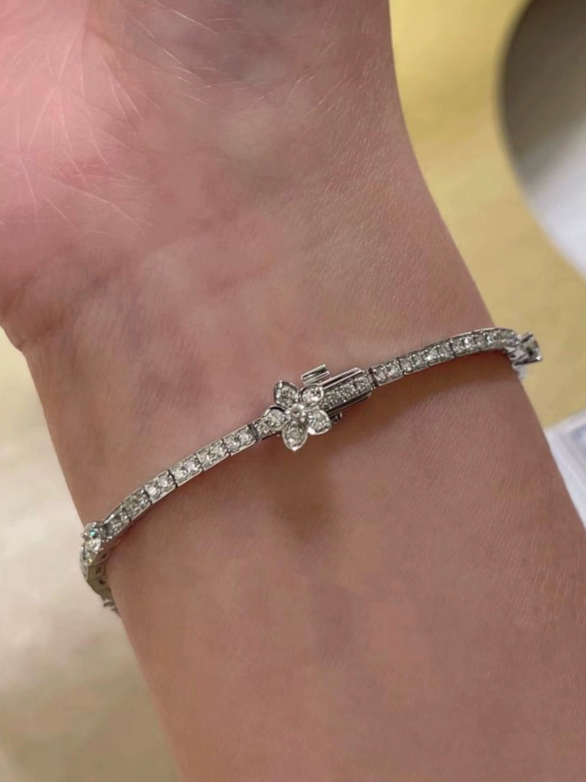 Title: ¥1050 Grand Graf Flag Store Offers Stylish Custom-Made Flower Bracelets with High-Carbon Drills. - 图片 5