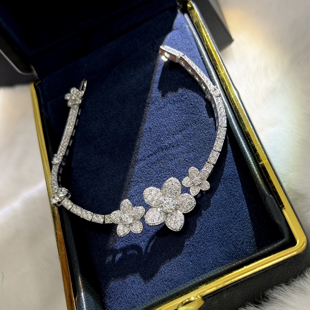 Title: ¥1050 Grand Graf Flag Store Offers Stylish Custom-Made Flower Bracelets with High-Carbon Drills. - 图片 9