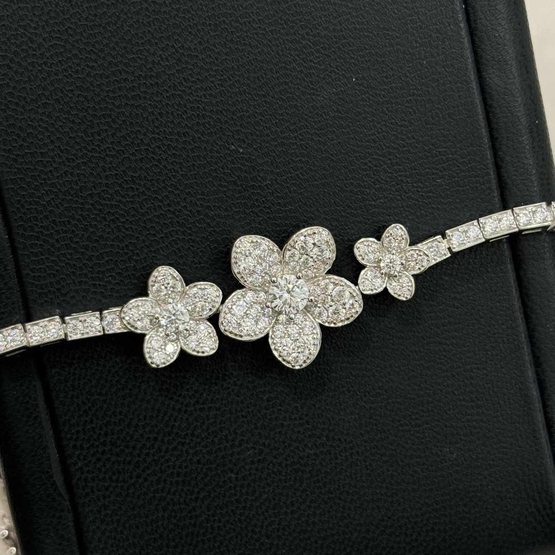 Title: ¥1050 Grand Graf Flag Store Offers Stylish Custom-Made Flower Bracelets with High-Carbon Drills. - 图片 4