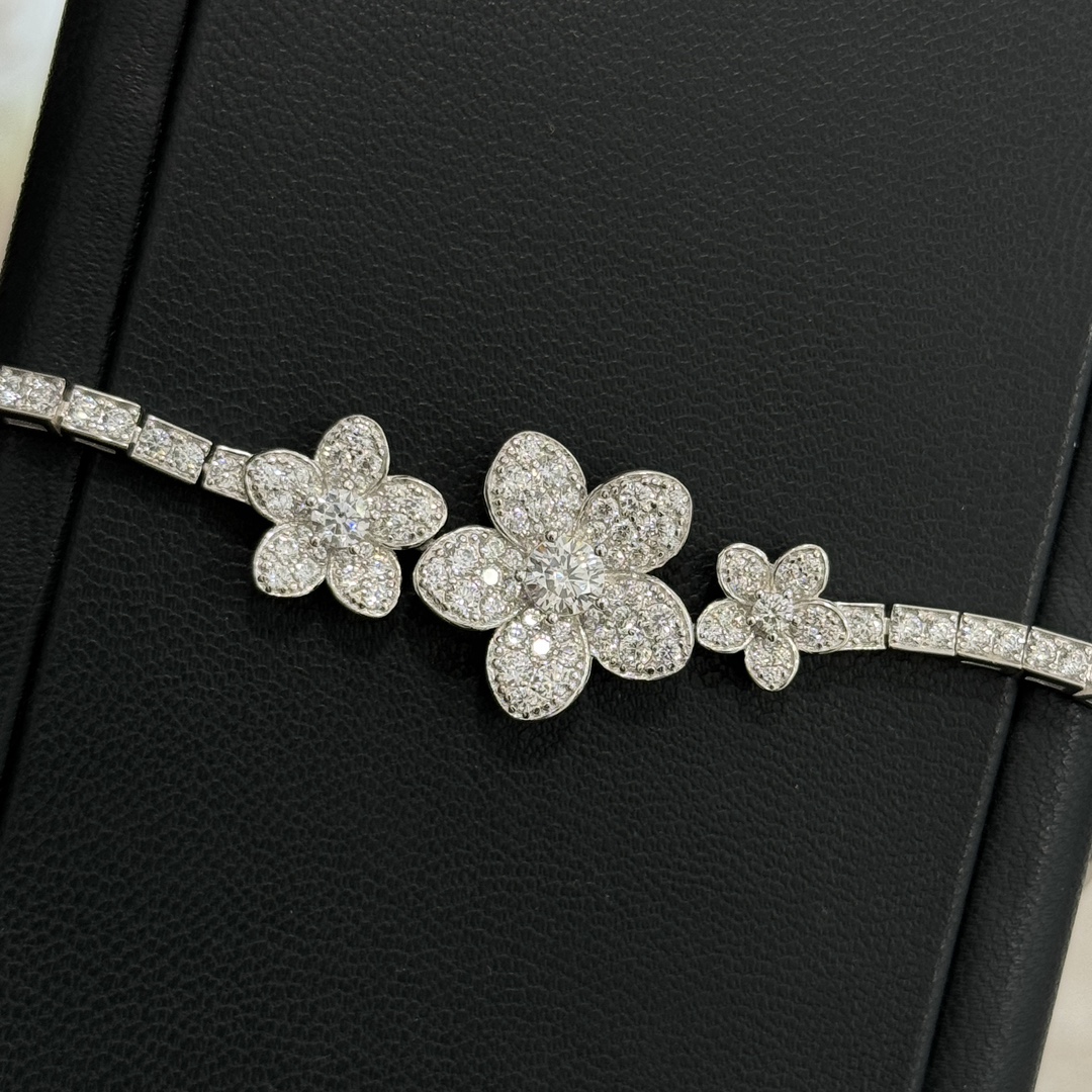 Title: ¥1050 Grand Graf Flag Store Offers Stylish Custom-Made Flower Bracelets with High-Carbon Drills. - 图片 6