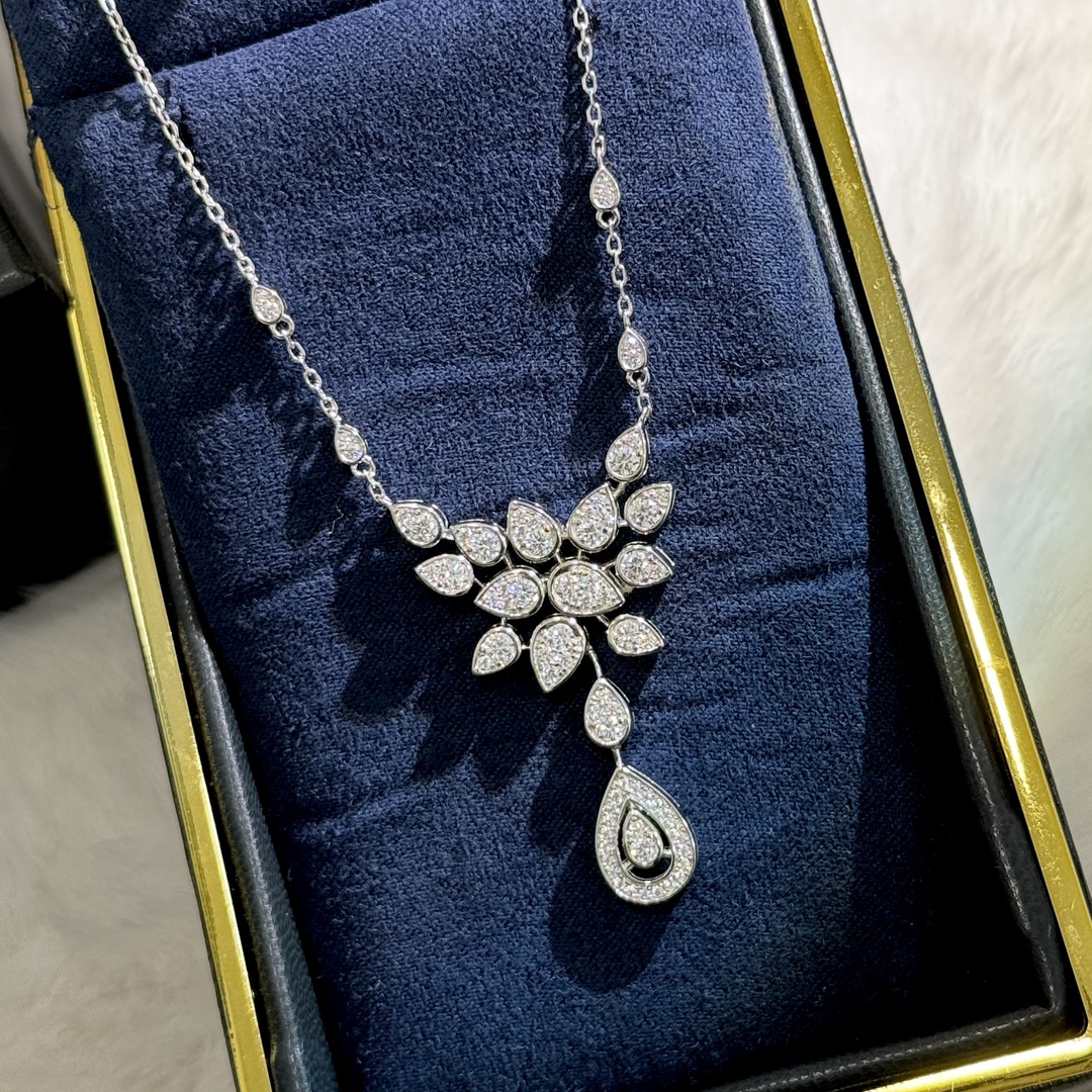 Luxurious Celebrity Jewelry: High-Quality Silver, Gold, and 18k Products with Real Diamonds.