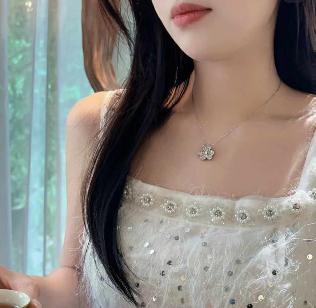 
A2026 👑 【纯银精工版】温柔感拉满的全钻 爆款☘️三叶草 大号项链，精致小女人款锁骨项链，质感十