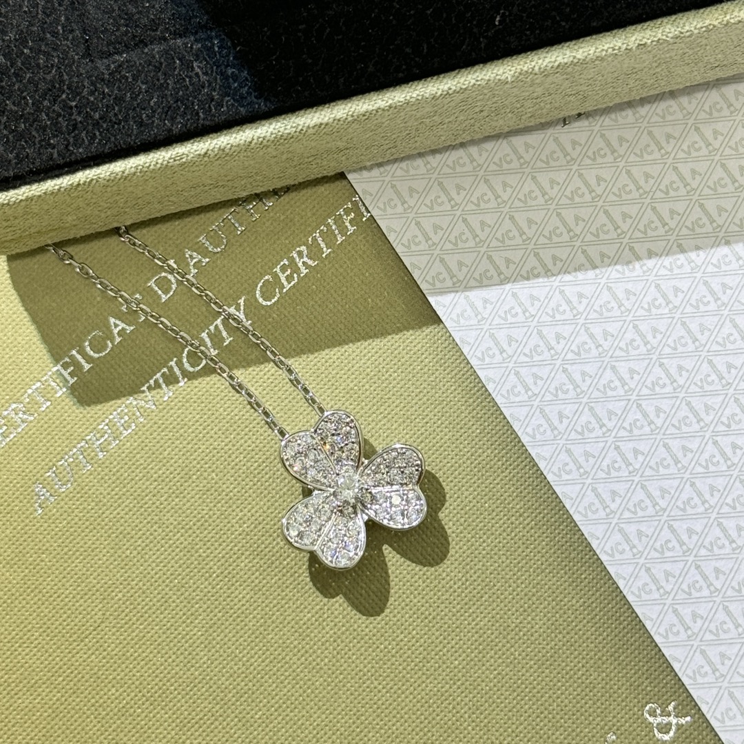 
A2026 👑 【纯银精工版】温柔感拉满的全钻 爆款☘️三叶草 大号项链，精致小女人款锁骨项链，质感十