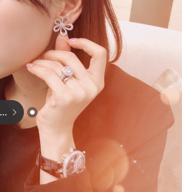 
Xf043 👑 梵家大号花朵 耳钉 经典大花 奢侈 高碳钻满钻  完美演绎大牌范儿 360°无死角 高