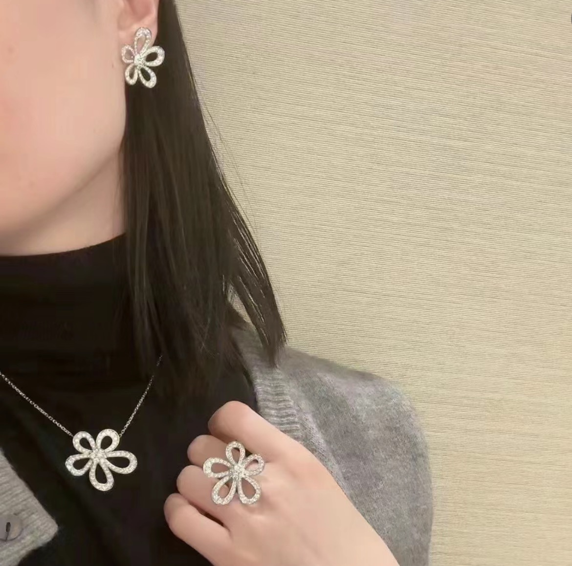 
Xf043 👑 梵家大号花朵 耳钉 经典大花 奢侈 高碳钻满钻  完美演绎大牌范儿 360°无死角 高