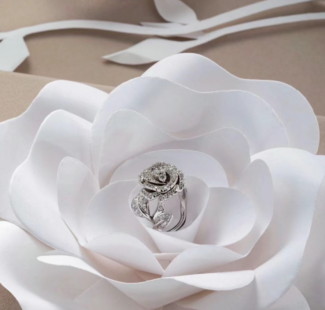 Dior A2961 D家 新款 玫瑰花 花藤戒指 突显绽放的玫瑰花蕾 宛若对未来欢乐时刻的承诺