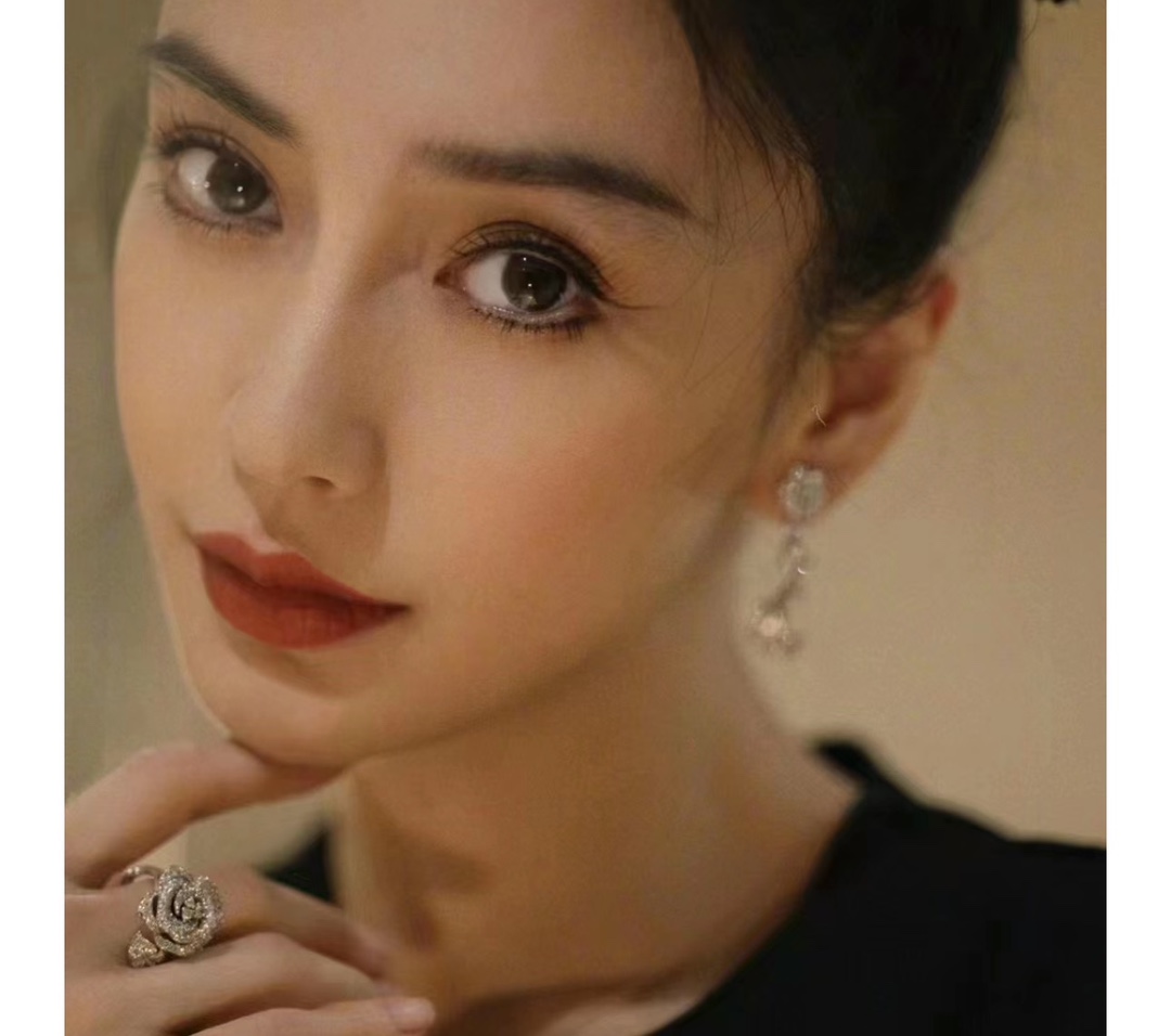 Dior A2961 D家 新款 玫瑰花 花藤戒指 突显绽放的玫瑰花蕾 宛若对未来欢乐时刻的承诺