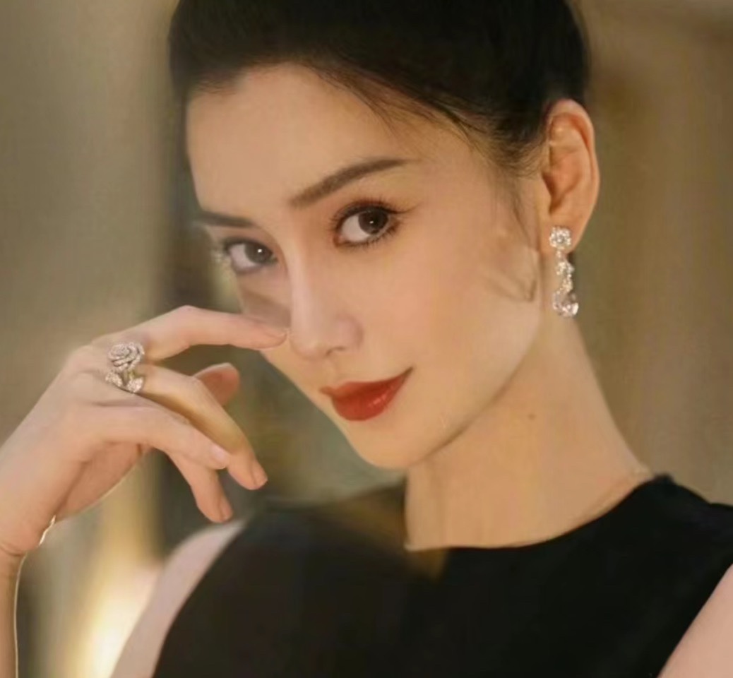 Dior A2961 D家 新款 玫瑰花 花藤戒指 突显绽放的玫瑰花蕾 宛若对未来欢乐时刻的承诺