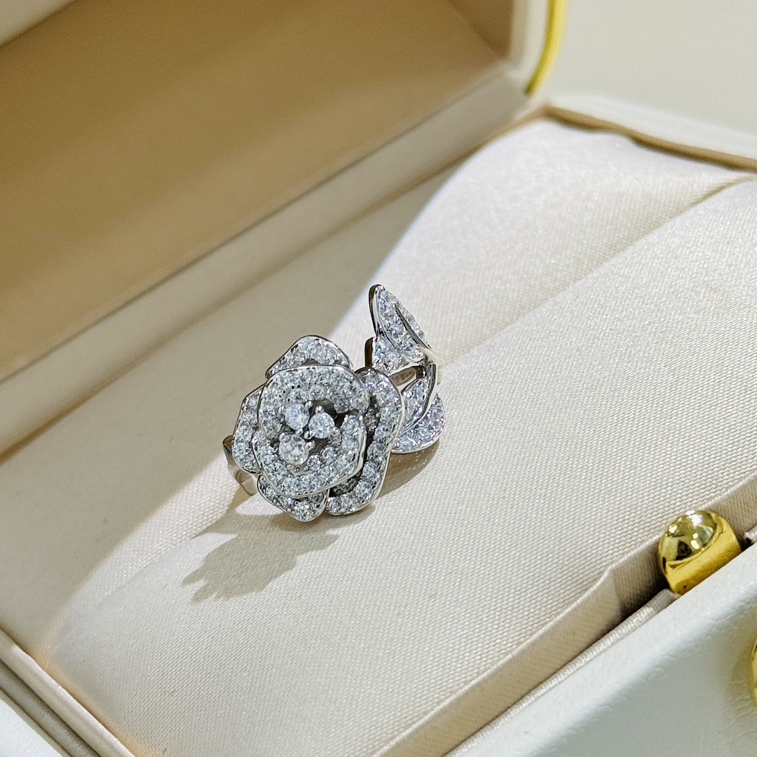 Dior A2961 D家 新款 玫瑰花 花藤戒指 突显绽放的玫瑰花蕾 宛若对未来欢乐时刻的承诺