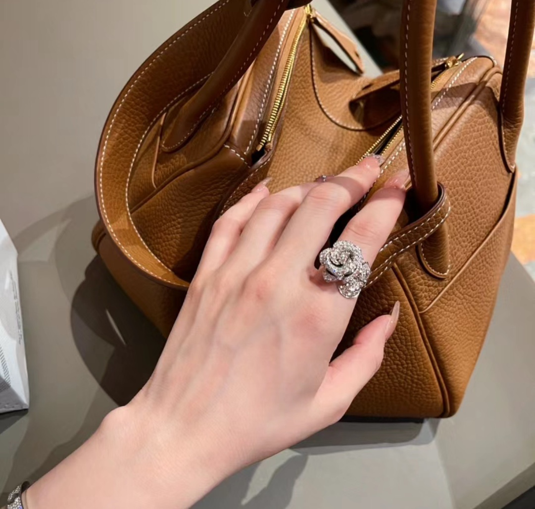 Dior A2961 D家 新款 玫瑰花 花藤戒指 突显绽放的玫瑰花蕾 宛若对未来欢乐时刻的承诺