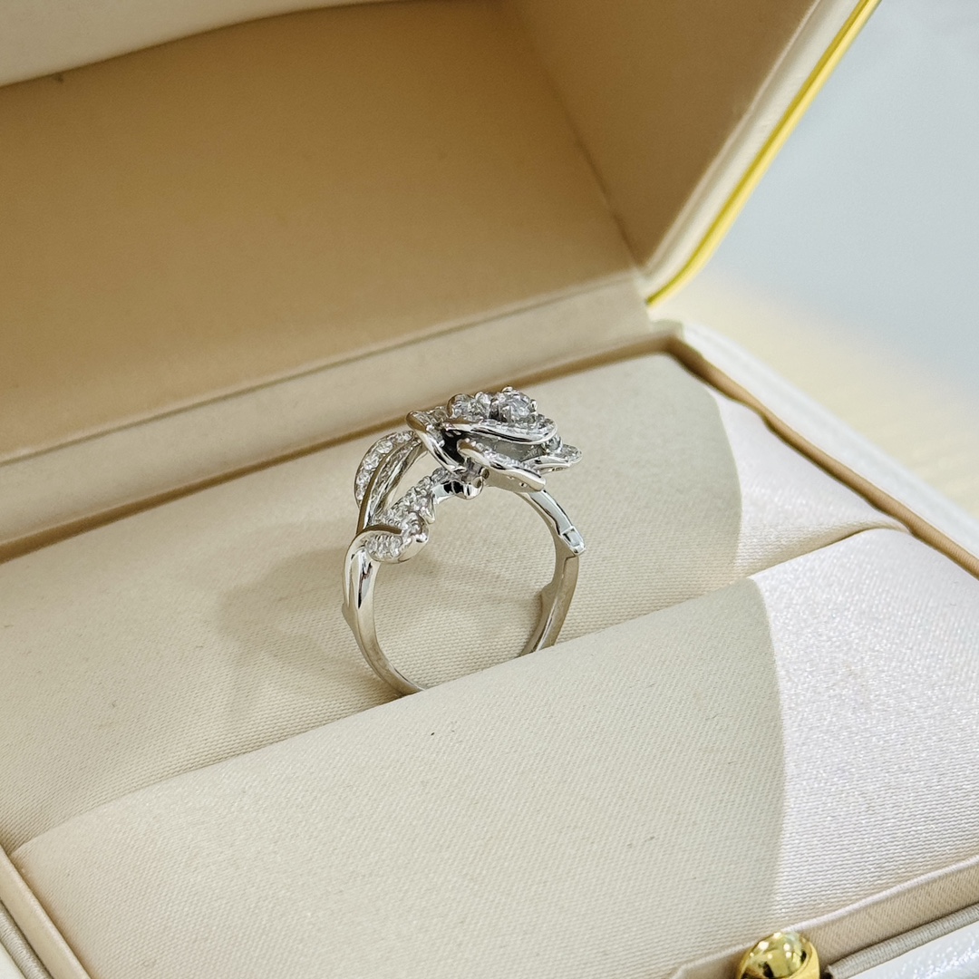 Dior A2961 D家 新款 玫瑰花 花藤戒指 突显绽放的玫瑰花蕾 宛若对未来欢乐时刻的承诺