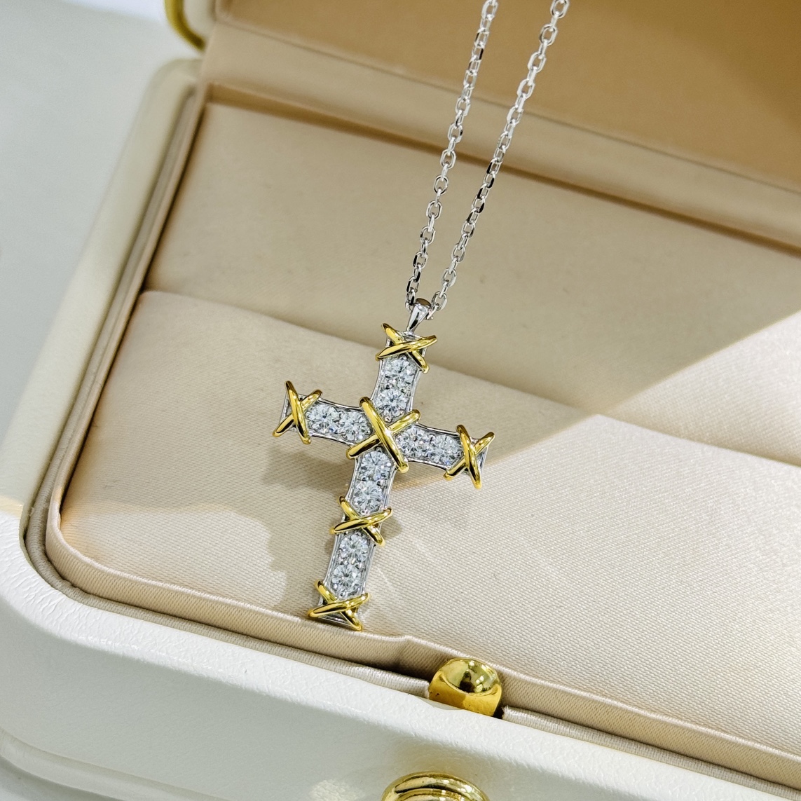 
A0609  👑 T家 经典款  十字架✝️交叉 💖项链 降临~性感 唯美 满满的浪漫感 超有女人味 