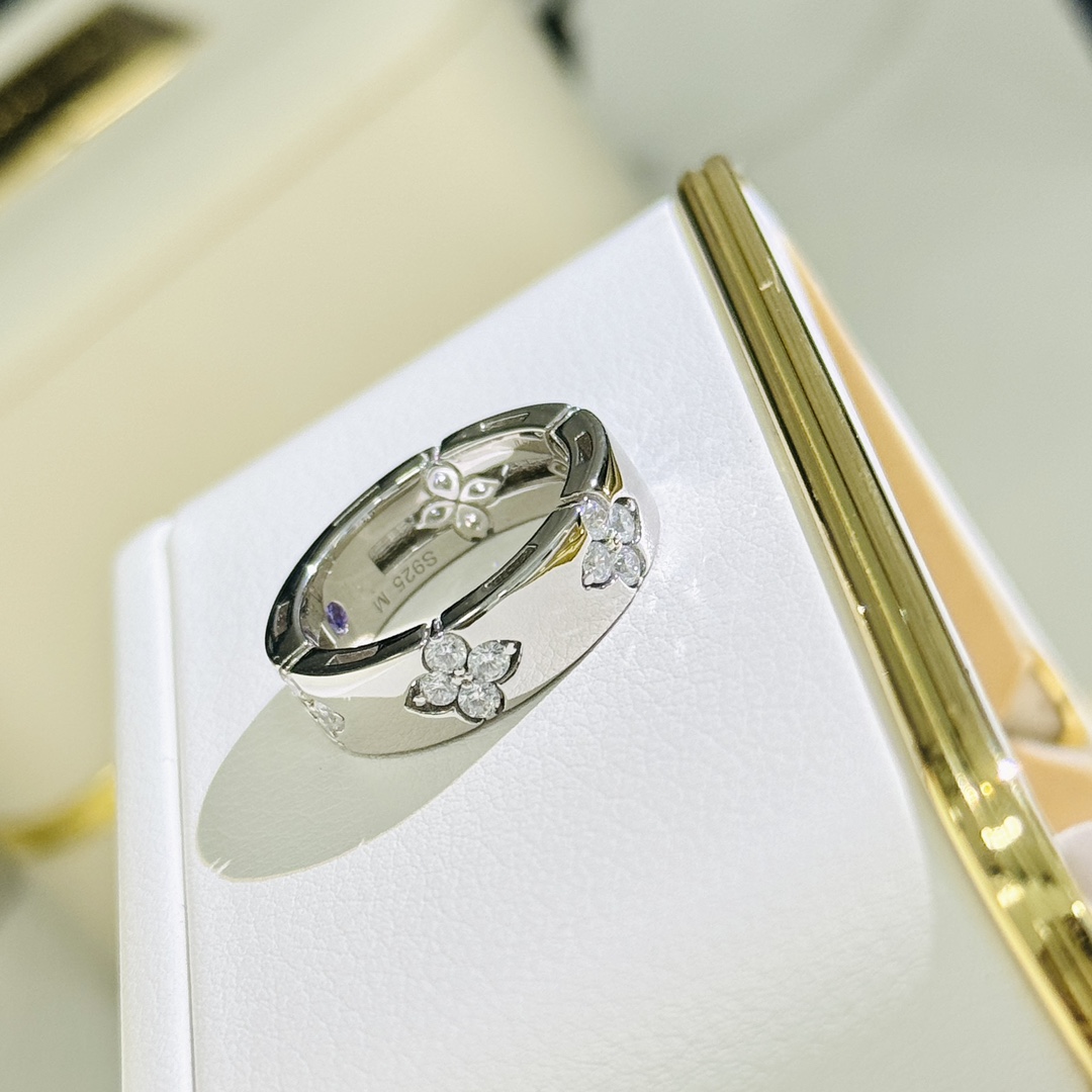 Hermès A3330 新款 四钻 花朵 戒指 高端S925材质 华丽设计 这种设计也只有 才能体现得淋漓尽致 永恒值得你拥有 铂金色 电镀厚金 678码 纯银戒指