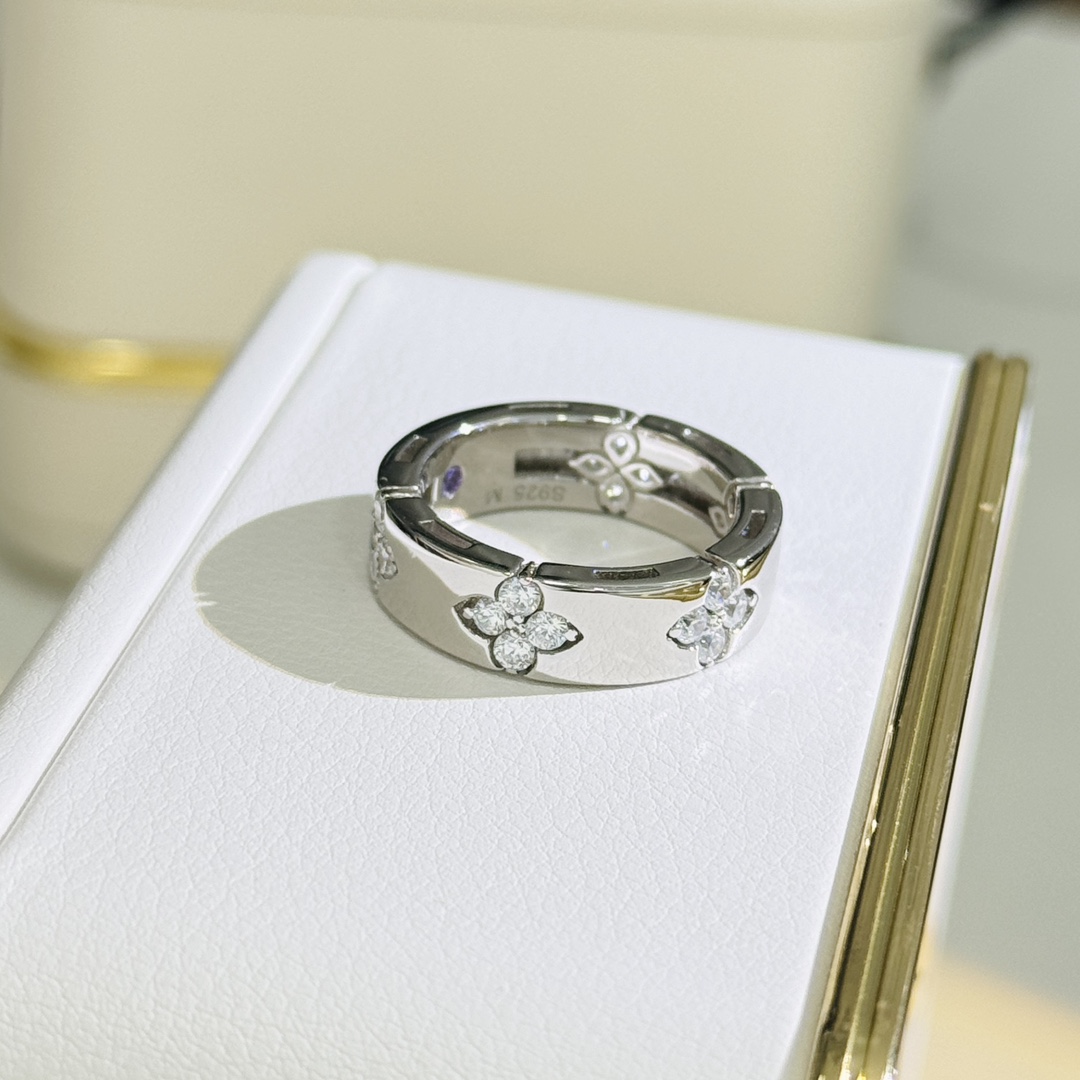 Hermès A3330 新款 四钻 花朵 戒指 高端S925材质 华丽设计 这种设计也只有 才能体现得淋漓尽致 永恒值得你拥有 铂金色 电镀厚金 678码 纯银戒指
